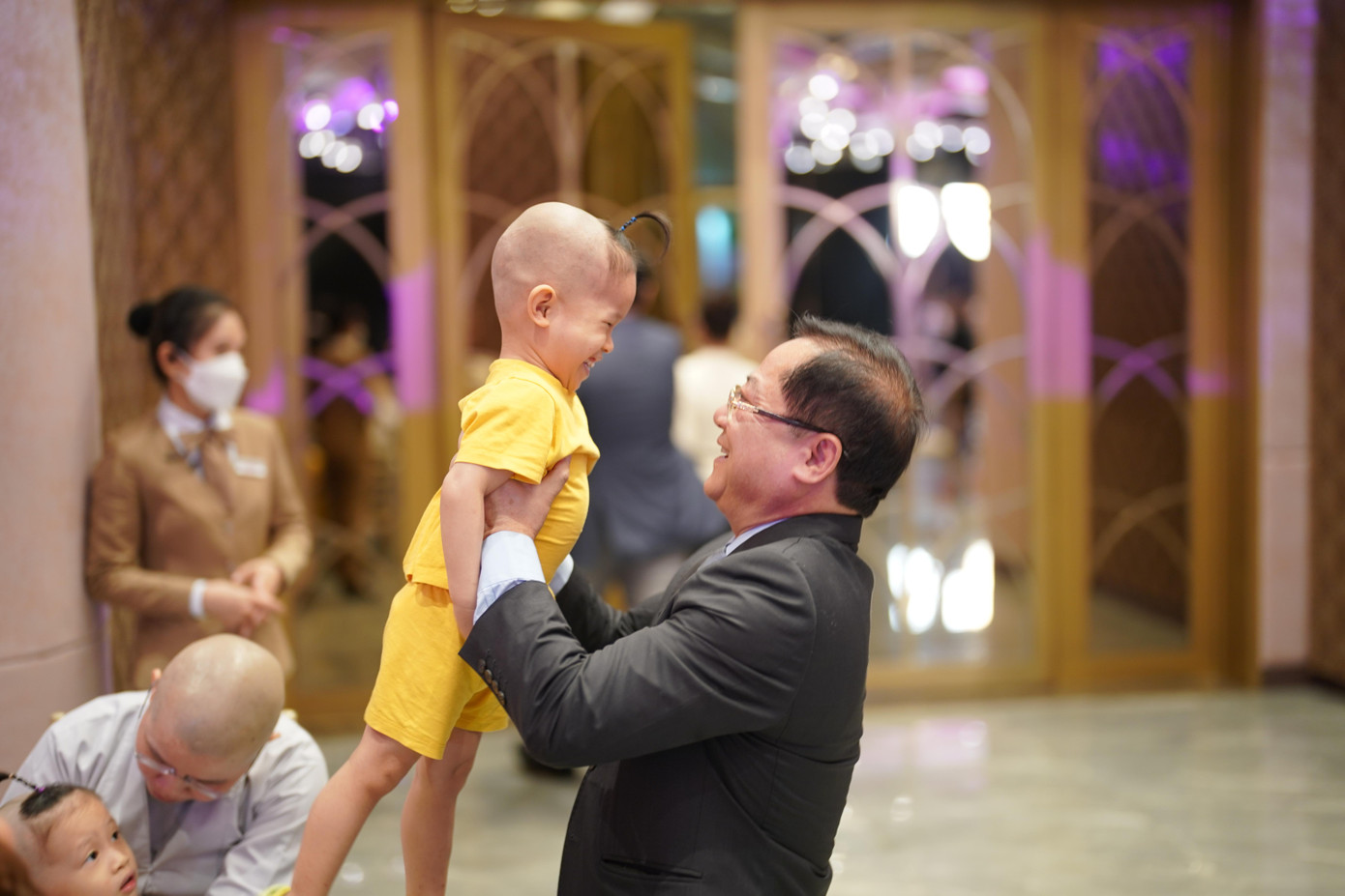 Trong thời gian nghỉ ngơi giữa buổi ghi hình, nhà báo Lê Xuân Sơn - Trưởng ban tổ chức, Trưởng ban giám khảo Hoa hậu Việt Nam - vui đùa cùng các em bé thuộc Mái ấm Chúc Từ.