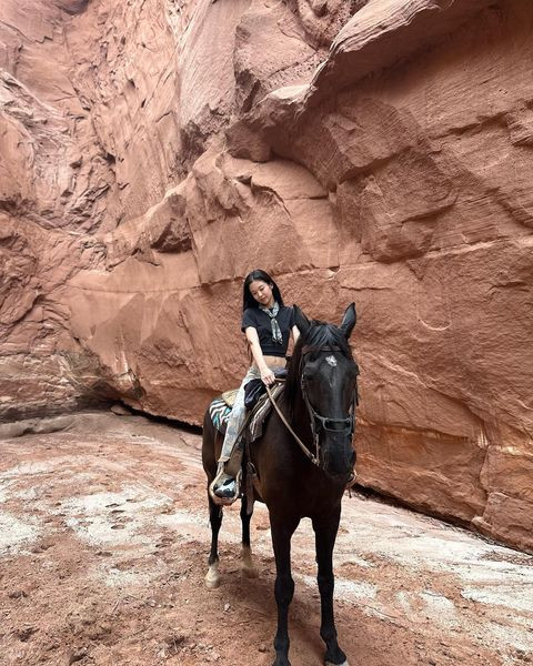 Loạt ảnh nghỉ dưỡng của Jennie thu hút nhiều sự quan tâm. Loạt ảnh nghỉ dưỡng của Jennie thu hút nhiều sự quan tâm.