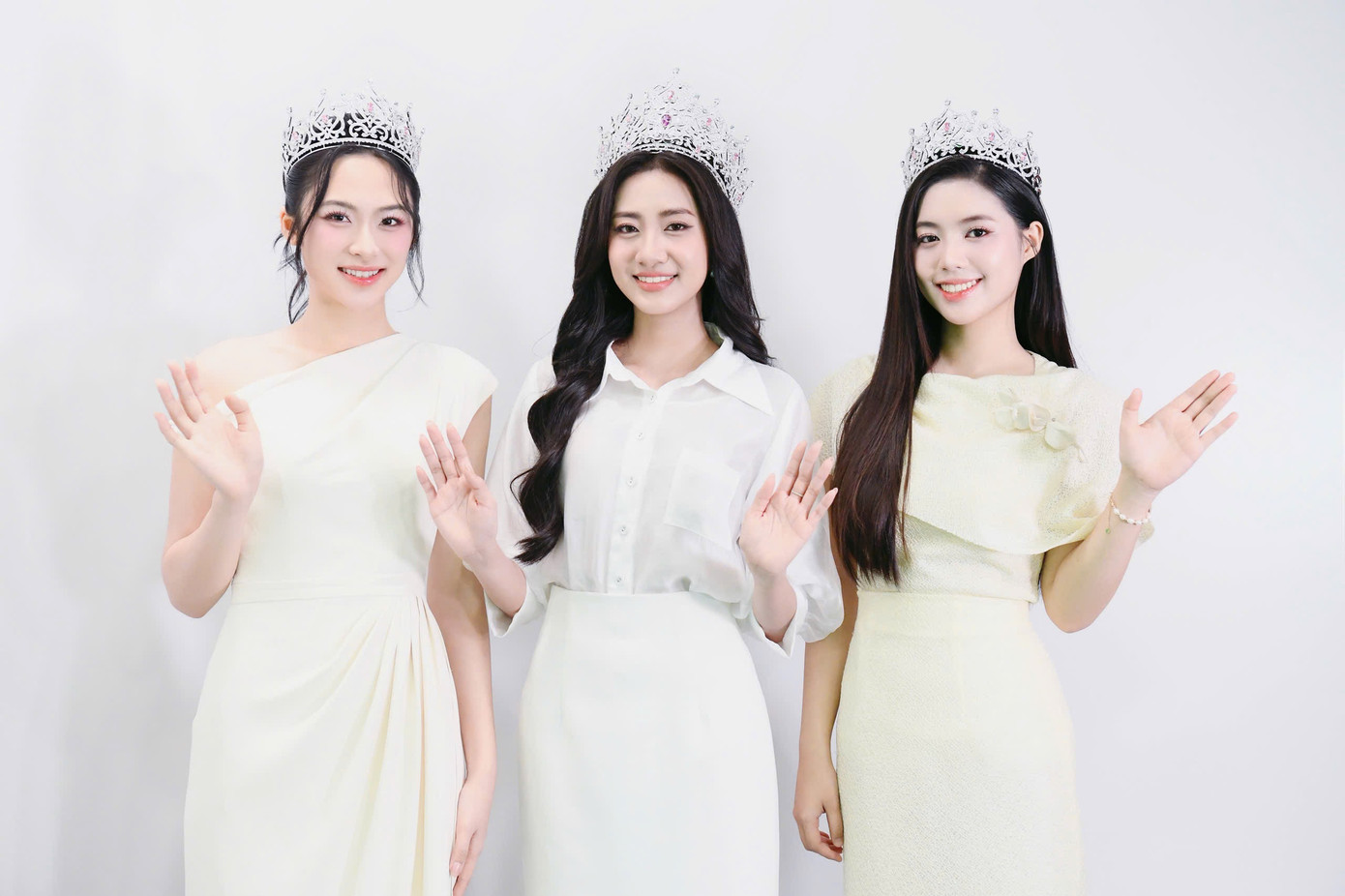 Sáng 1/7, Hoa hậu Trúc Linh (giữa) cùng Á hậu Vân Nhi (trái), Á hậu Châu Anh có buổi phỏng vấn với báo Tiền Phong, trước khi chuẩn bị sang giao lưu cùng Hoàng Thành Media - đơn vị đồng tổ chức cuộc thi Hoa hậu Việt Nam 2024.