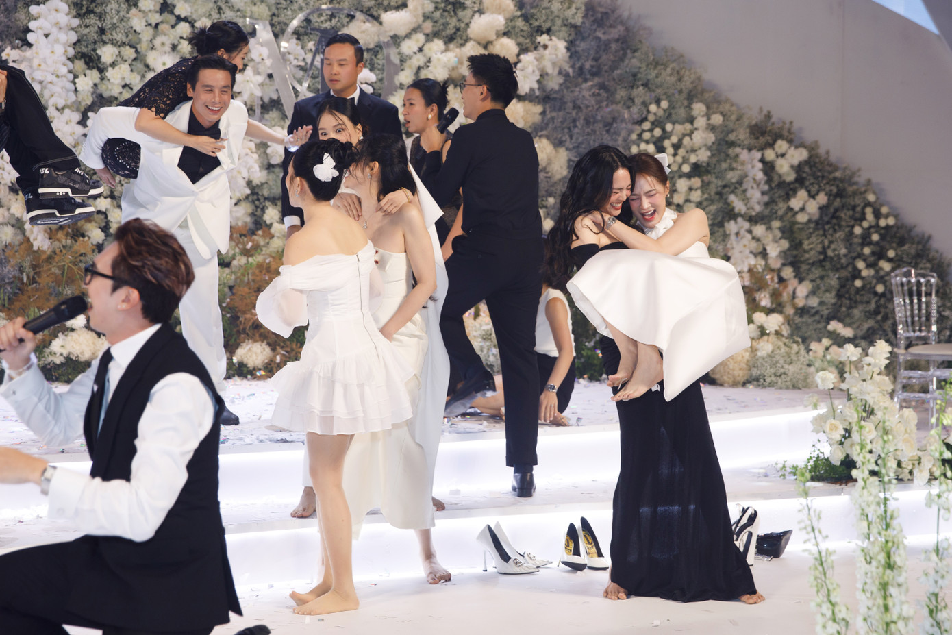 Tham gia trò chơi "cõng nhau mà chạy", Ninh Dương Lan Ngọc và dàn sao bỏ giày, chơi hết mình cùng đồng nghiệp. Tham gia trò chơi "cõng nhau mà chạy", Ninh Dương Lan Ngọc và dàn sao bỏ giày, chơi hết mình cùng đồng nghiệp.