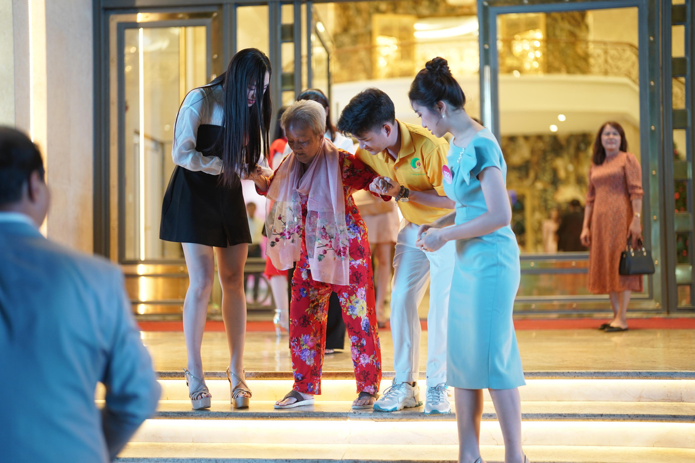 Khoảnh khắc Khánh Hòa và Ngọc Mai tiễn cụ già của Quán trọ Trăng Khuyết về nơi ở trước khi trở lại sân khấu tiếp tục các hoạt động thuộc khuôn khổ buổi ghi hình.