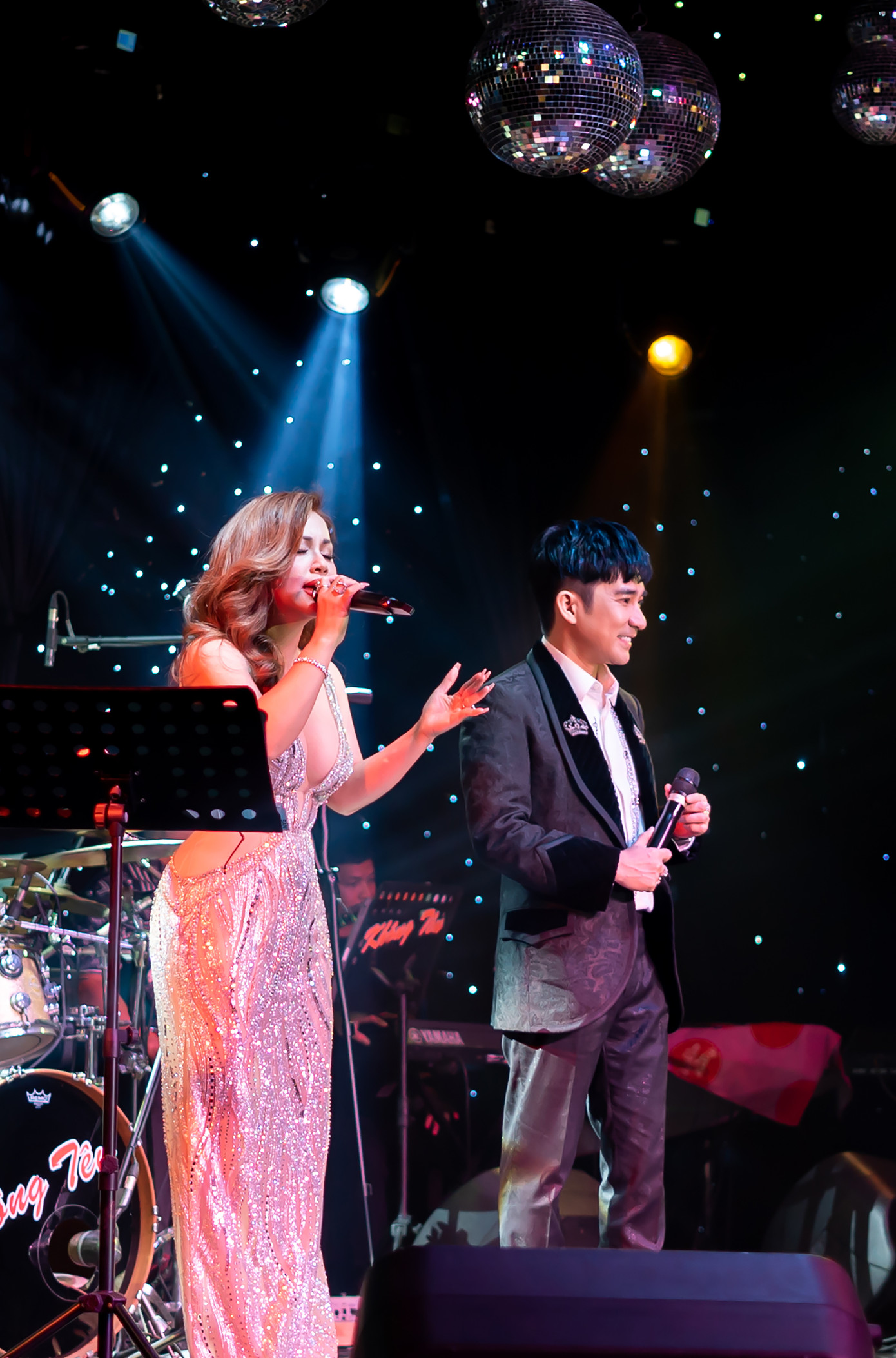 Trong phần giao lưu khán giả, Quang Hà cho biết đây là lần đầu được song ca cùng Minh Tuyết dù cả hai quen biết nhau đã lâu. Nam ca sĩ đồng thời thể hiện sự ngưỡng mộ với nữ ca sĩ: &quot;Tôi không giấu chuyện mê Minh Tuyết vì vẻ quyến rũ, sống tình cảm, cư xử nhẹ nhàng. Với tôi, Minh Tuyết không có điểm gì để chê&quot;.