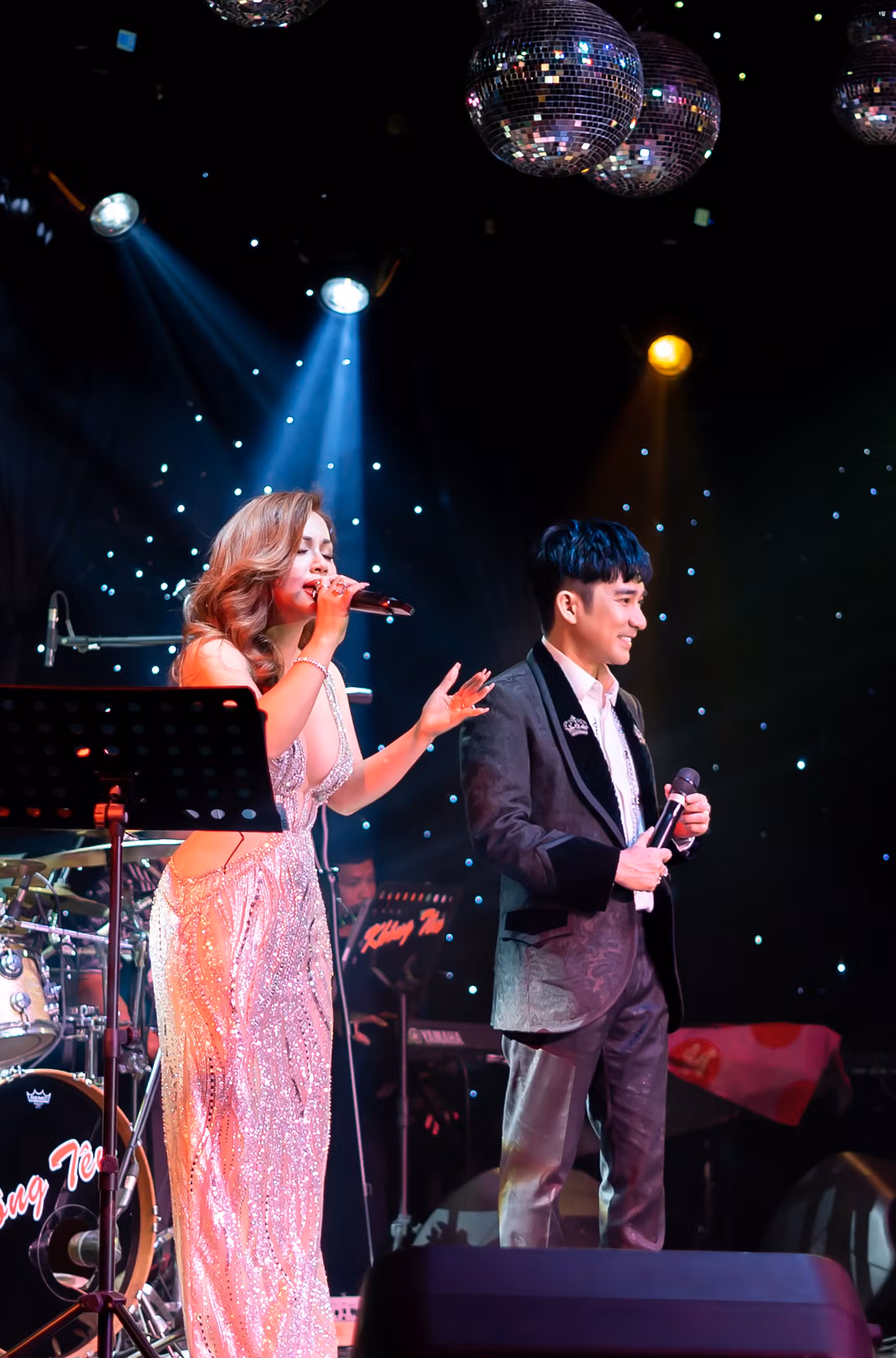 Trong phần giao lưu khán giả, Quang Hà cho biết đây là lần đầu được song ca cùng Minh Tuyết dù cả hai quen biết nhau đã lâu. Nam ca sĩ đồng thời thể hiện sự ngưỡng mộ với nữ ca sĩ: "Tôi không giấu chuyện mê Minh Tuyết vì vẻ quyến rũ, sống tình cảm, cư xử nhẹ nhàng. Với tôi, Minh Tuyết không có điểm gì để chê".