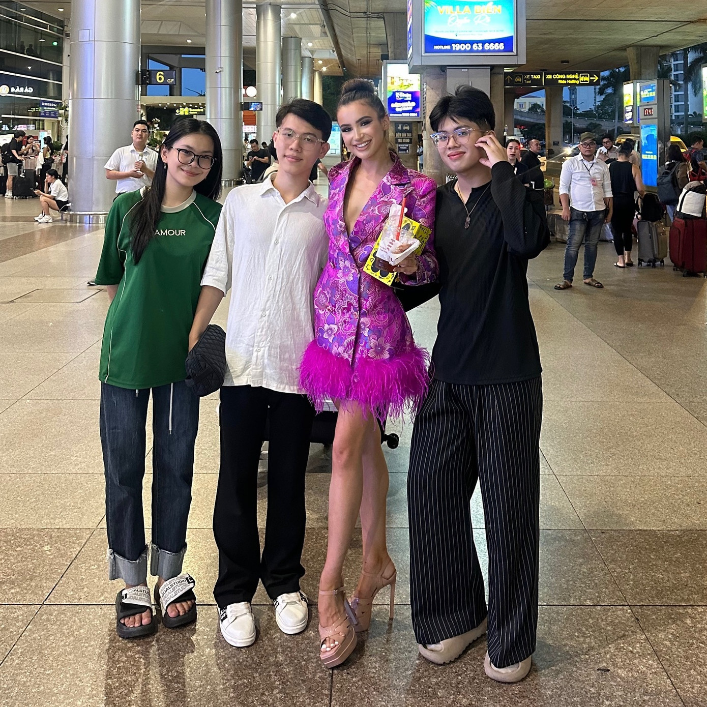 Layanna Robinson chụp ảnh lưu niệm cùng khán giả Việt Nam. Layanna Robinson chụp ảnh lưu niệm cùng khán giả Việt Nam.