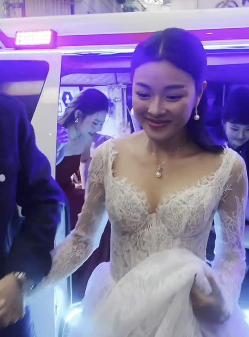 Hình ảnh nghệ sĩ tươi cười, được săn đón khi bước xuống xe cứu thương đang bật tín hiệu ưu tiên gây tranh cãi.