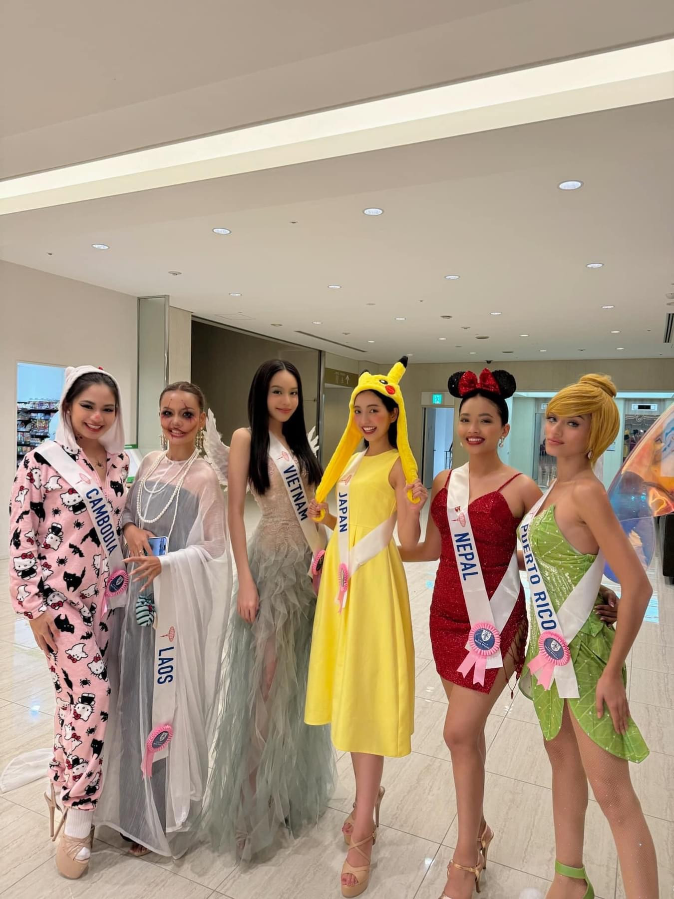 Hoa hậu Thanh Thủy hóa cô tiên xanh - nhân vật quen thuộc với 8X, 9X trong bộ truyện tranh cùng tên. Đương kim Hoa Hậu Việt Nam và các thí sinh Miss International tại Nhật Bản hóa trang thành nhân vật nổi tiếng đại diện cho quốc gia.