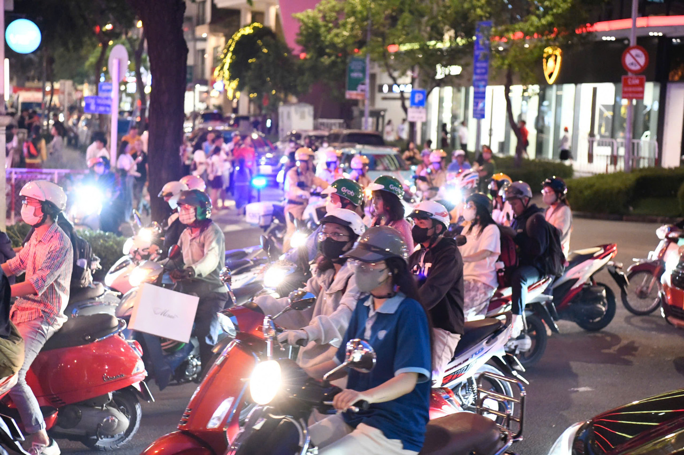 Khu vực giao thông hướng ra bến Bạch Đằng giờ tan tầm.