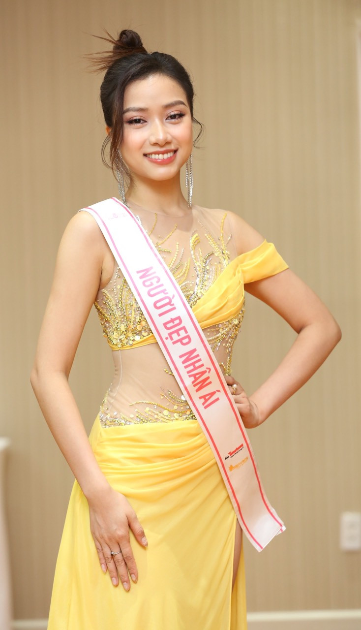 Top 5 Nguyễn Ngọc Mai xuất hiện tại họp báo sau đăng quang với thiết kế xuyên thấu, họa tiết đính đá gợi cảm. Tại đêm chung kết, cô thuyết phục khán giả khi vào Top 5 cùng danh hiệu Người đẹp nhân ái.