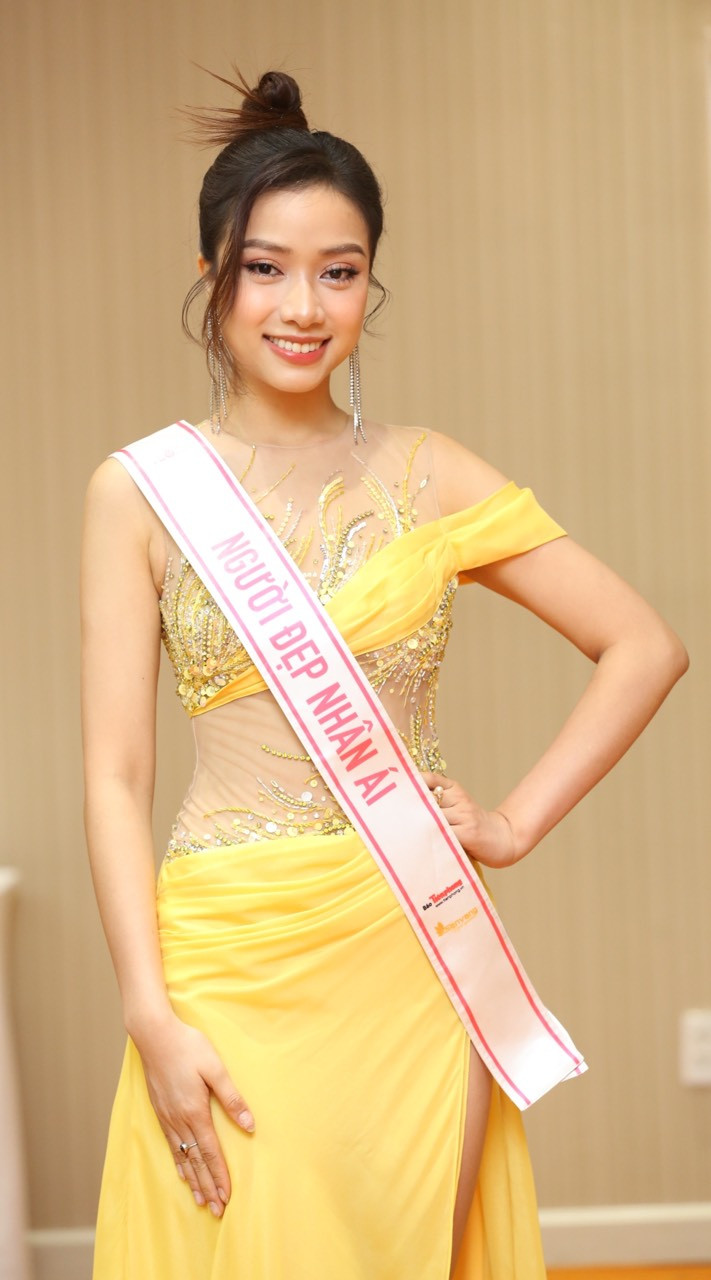 Top 5 Nguyễn Ngọc Mai xuất hiện tại họp báo sau đăng quang với thiết kế xuyên thấu, họa tiết đính đá gợi cảm. Tại đêm chung kết, cô thuyết phục khán giả khi vào Top 5 cùng danh hiệu Người đẹp nhân ái.