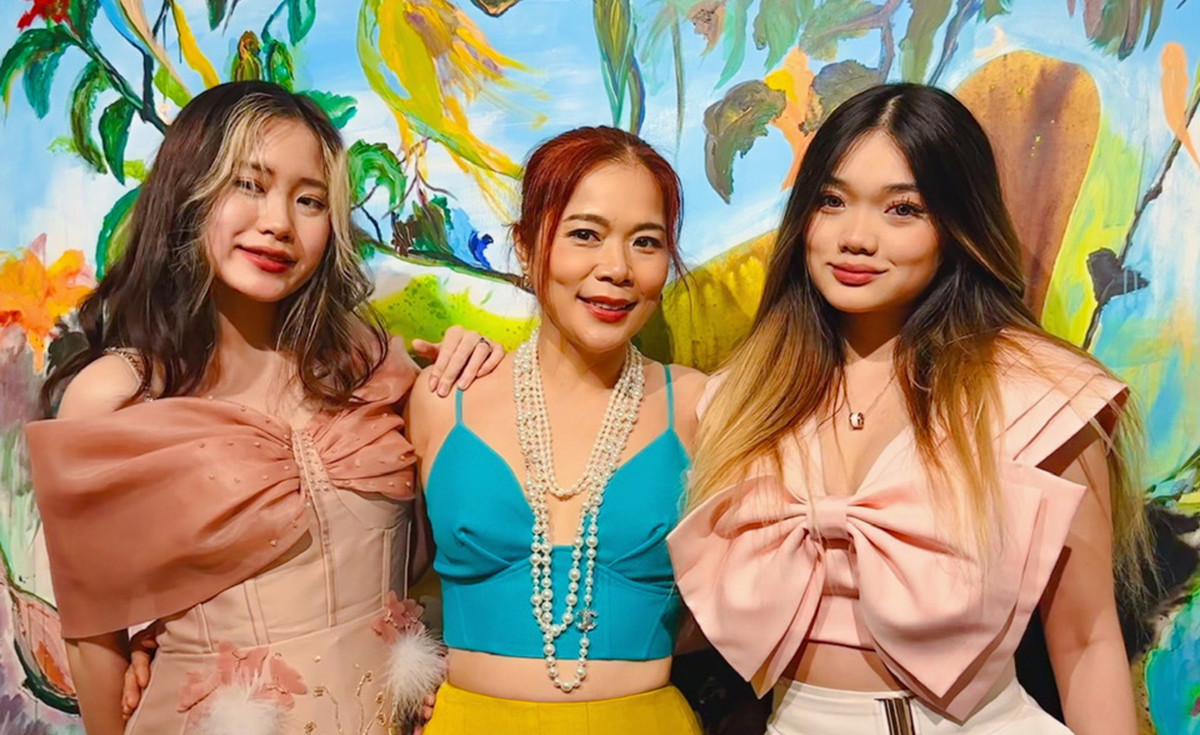 Mỹ Lệ và hai con gái Jannet Ngô (trái) và Jennifer Ngô. Ngoài hai người con theo đuổi ngành Y, Mỹ Lệ có thêm con trai út, năm nay 8 tuổi. Mỹ Lệ và hai con gái Jannet Ngô (trái) và Jennifer Ngô. Ngoài hai người con theo đuổi ngành Y, Mỹ Lệ có thêm con trai út, năm nay 8 tuổi.