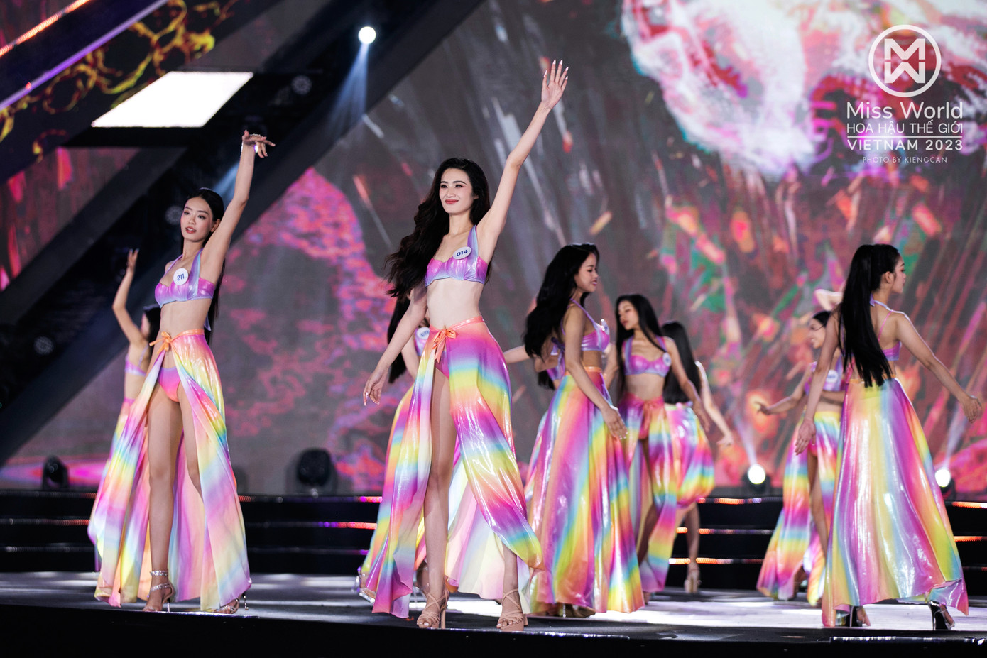 Trước đêm chung kết, người hâm mộ dự đoán Miss World Vietnam 2023 là cuộc đua giành vương miện giữa hai cô gái Huỳnh Trần Ý Nhi và Bùi Khánh Linh. Sau khi Minh Kiên và Đào Thị Hiền được gọi tên ở vị trí á hậu 2, á hậu 1, người hâm mộ dự đoán Khánh Linh - gương mặt hội tụ nhiều kỹ năng, nhan sắc giành vị trí cao nhất. Sau cùng, danh hiệu Hoa hậu Thế giới Việt Nam 2023 thuộc về thí sinh tỉnh nhà Bình Định Ý Nhi. Trước đêm chung kết, người hâm mộ dự đoán Miss World Vietnam 2023 là cuộc đua giành vương miện giữa hai cô gái Huỳnh Trần Ý Nhi và Bùi Khánh Linh. Sau khi Minh Kiên và Đào Thị Hiền được gọi tên ở vị trí á hậu 2, á hậu 1, người hâm mộ dự đoán Khánh Linh - gương mặt hội tụ nhiều kỹ năng, nhan sắc giành vị trí cao nhất. Sau cùng, danh hiệu Hoa hậu Thế giới Việt Nam 2023 thuộc về thí sinh tỉnh nhà Bình Định Ý Nhi.