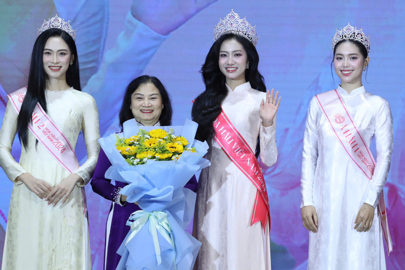 Top 3 Hoa hậu Việt Nam tặng hoa tri ân giảng viên trường Đại học Tài chính - Marketing. Top 3 Hoa hậu Việt Nam tặng hoa tri ân giảng viên trường Đại học Tài chính - Marketing.