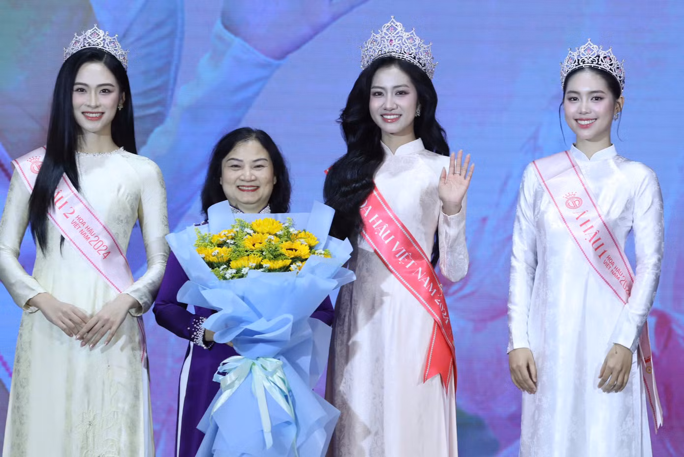 Top 3 Hoa hậu Việt Nam tặng hoa tri ân giảng viên trường Đại học Tài chính - Marketing. Top 3 Hoa hậu Việt Nam tặng hoa tri ân giảng viên trường Đại học Tài chính - Marketing.