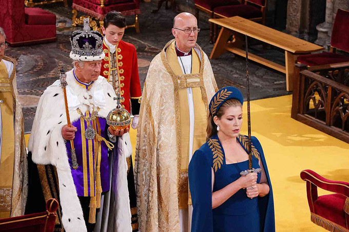 Penny Mordaunt giữ vai trò quan trọng trong lễ đăng cơ. Penny Mordaunt giữ vai trò quan trọng trong lễ đăng cơ.