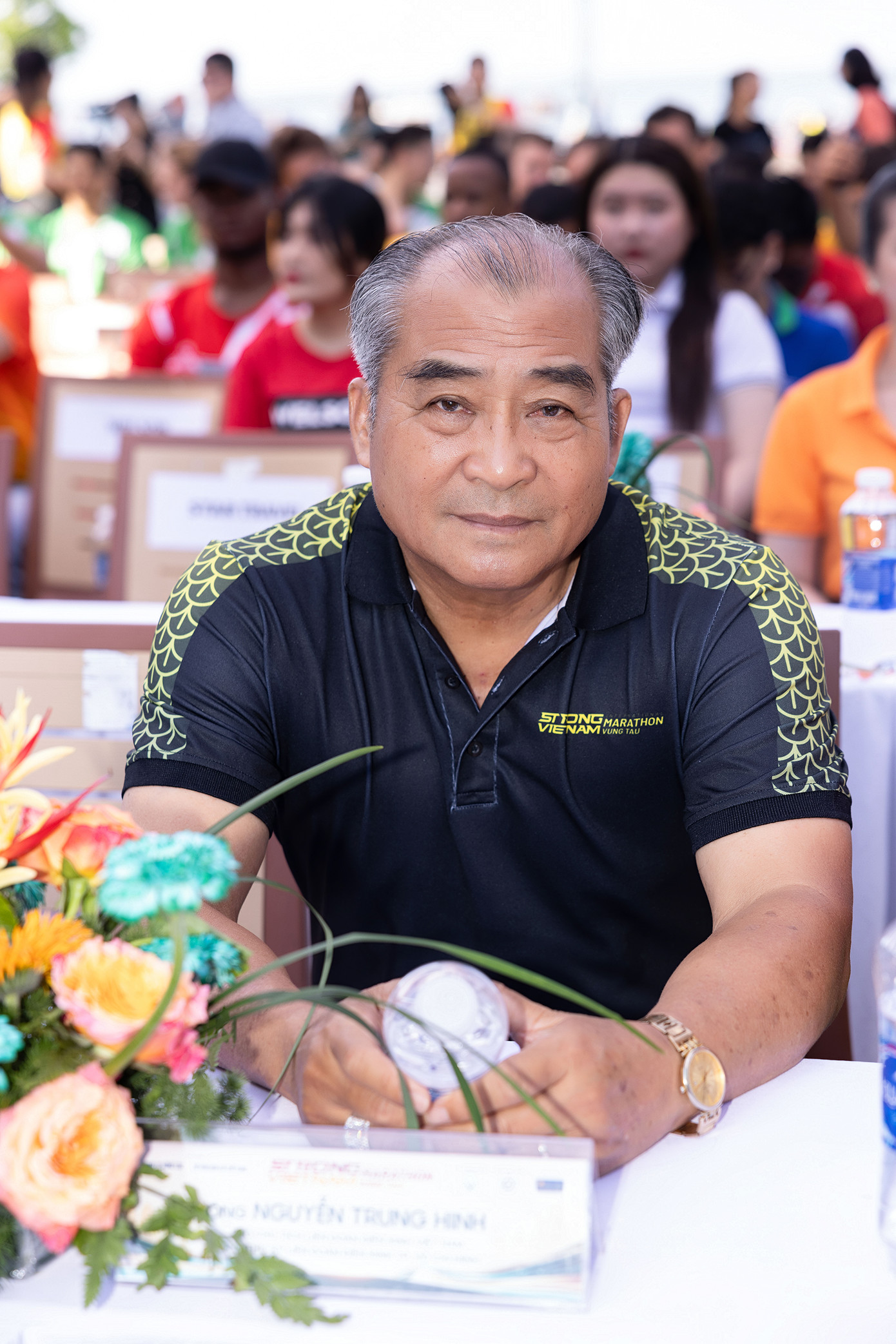 Ông Nguyễn Trung Hinh - Phó Chủ tịch Liên đoàn Điền kinh Việt Nam - và Nam vương Thế giới Jack Heslewood tại buổi khai mạc.