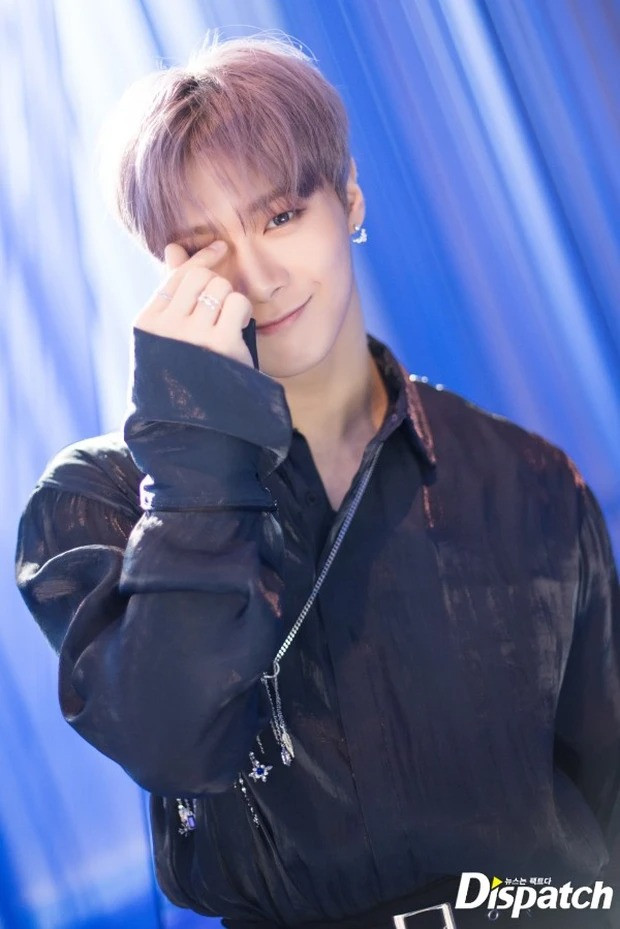 Trong lần trở lại với mini album Blue Fame, Moonbin lại khiến người hâm mộ bất ngờ với hình tượng cá tính, trưởng thành, pha chút &quot;bad boy&quot;.