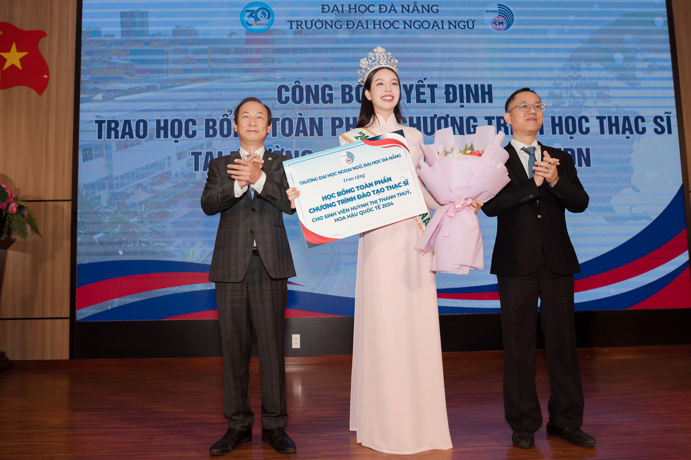 Nhà trường đồng thời trao học bổng toàn phần hệ thạc sĩ tại Đại học Ngoại ngữ - Đại học Đà Nẵng để khuyến khích và hỗ trợ Thanh Thủy trên con đường học vấn.