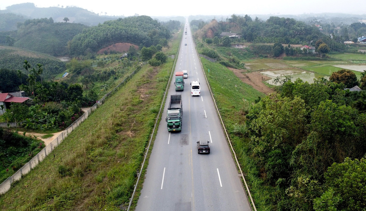 Việc phân kỳ đầu tư giúp sớm hình thành hệ thống đường bộ cao tốc đáp ứng mục tiêu phát triển kinh tế - xã hội, kết nối các địa phương, vùng miền (Trong ảnh: Cao tốc Nội Bài - Lào Cai đoạn qua địa phận xã Y Can, huyện Trấn Yên, tỉnh Yên Bái). Ảnh: Hà Thắng.