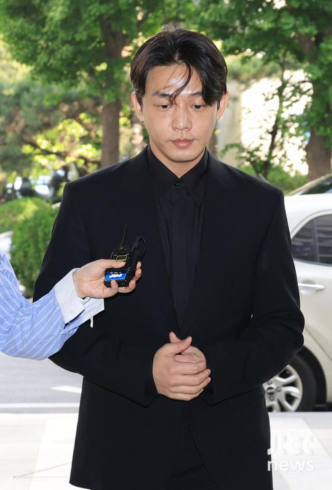 Yoo Ah In tại cơ quan điều tra.