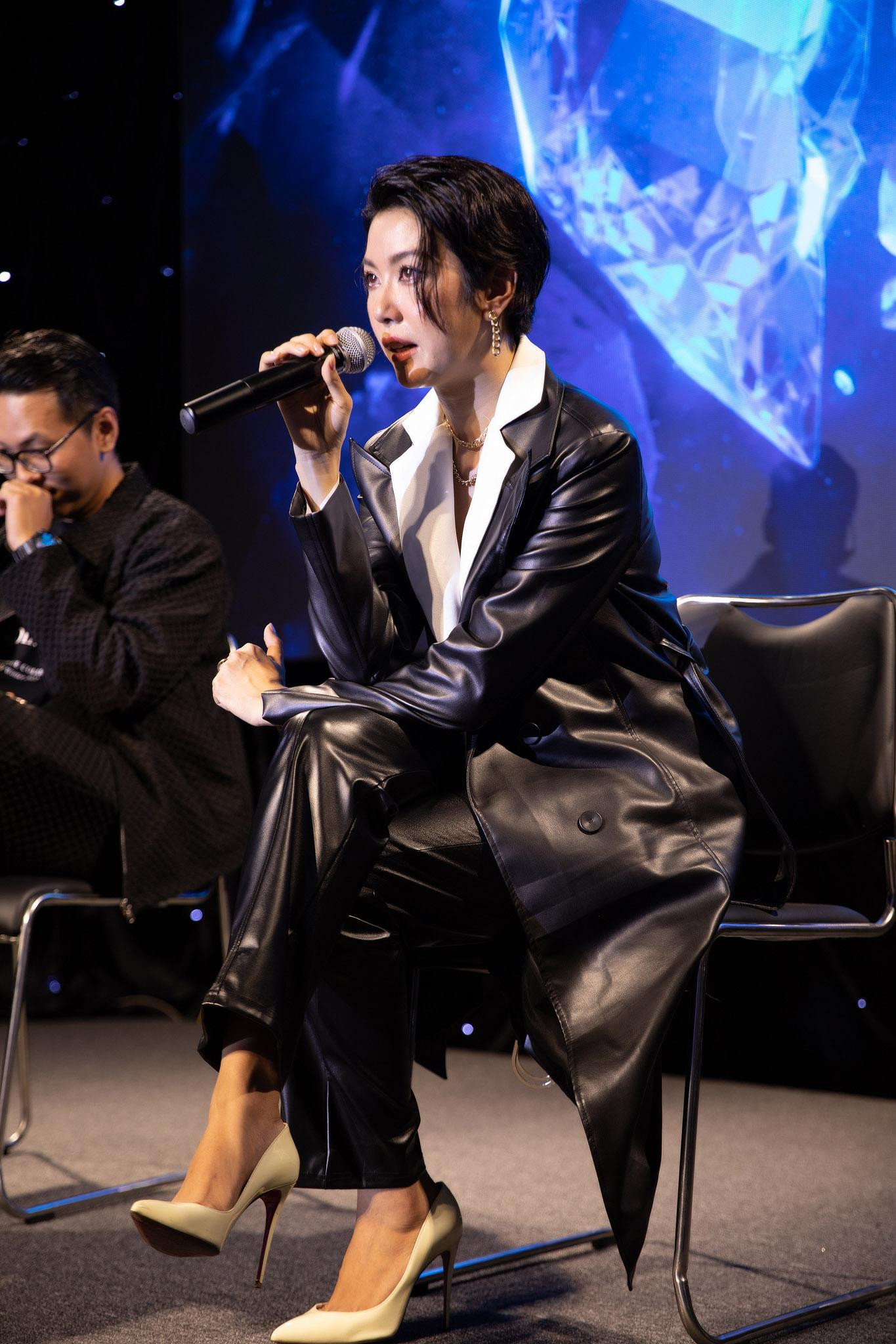 Á hậu quốc tế bật khóc khi nhìn lại chặng đường ca hát. Á hậu quốc tế bật khóc khi nhìn lại chặng đường ca hát.