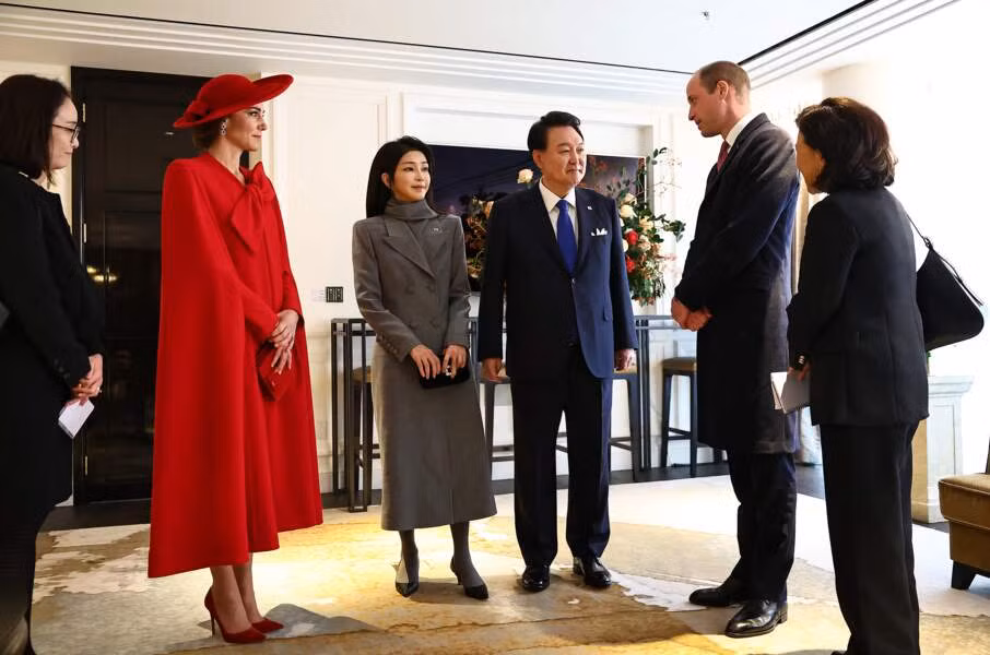 Tổng thống Yoon Suk Yeol và phu nhân Kim Kun Hee được vợ chồng Thân vương William và Vương phi Kate tiếp đón. Theo Reuters, con trai cả của Vua Charles thể hiện tinh thần hiếu khách trong cuộc gặp. Tổng thống Yoon Suk Yeol và phu nhân Kim Kun Hee được vợ chồng Thân vương William và Vương phi Kate tiếp đón. Theo Reuters, con trai cả của Vua Charles thể hiện tinh thần hiếu khách trong cuộc gặp.