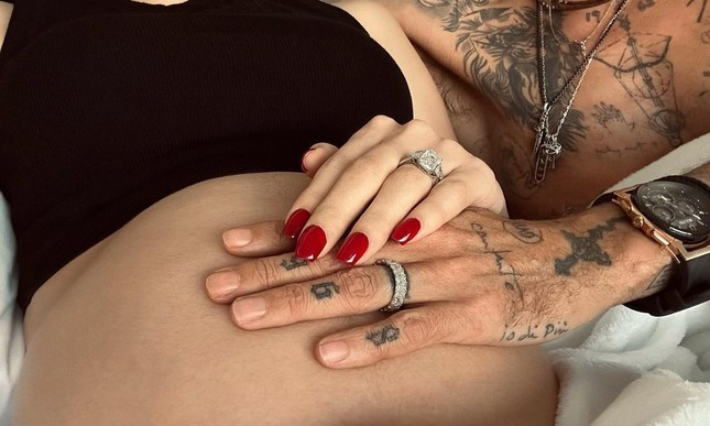 Á hậu 1 Hoa hậu Hoàn vũ 2021 - Nadia Ferreira khoe ảnh bụng bầu trong ngày Valentine.