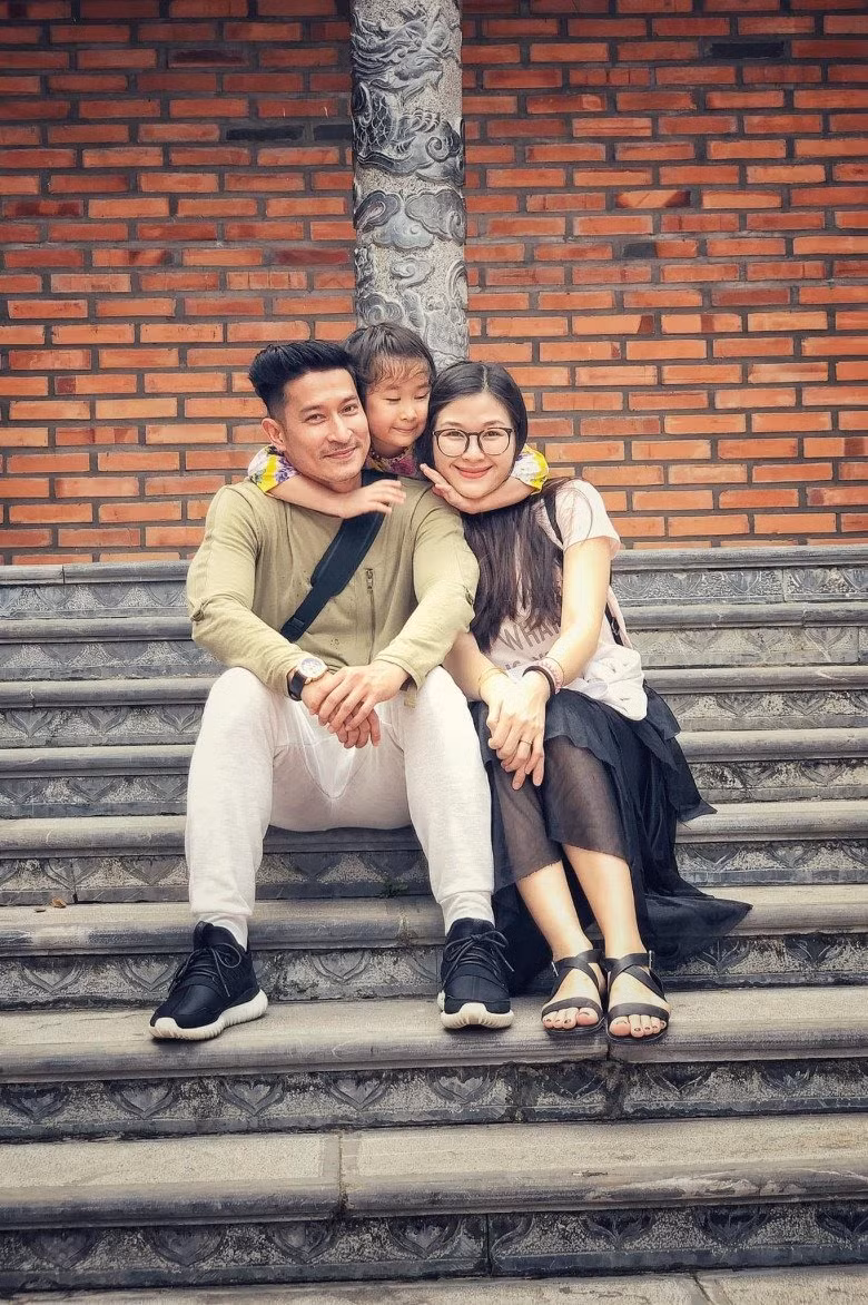 Con gái của Huy Khánh và Mạc Anh Thư năm nay 12 tuổi, đang học ở Phần Lan.