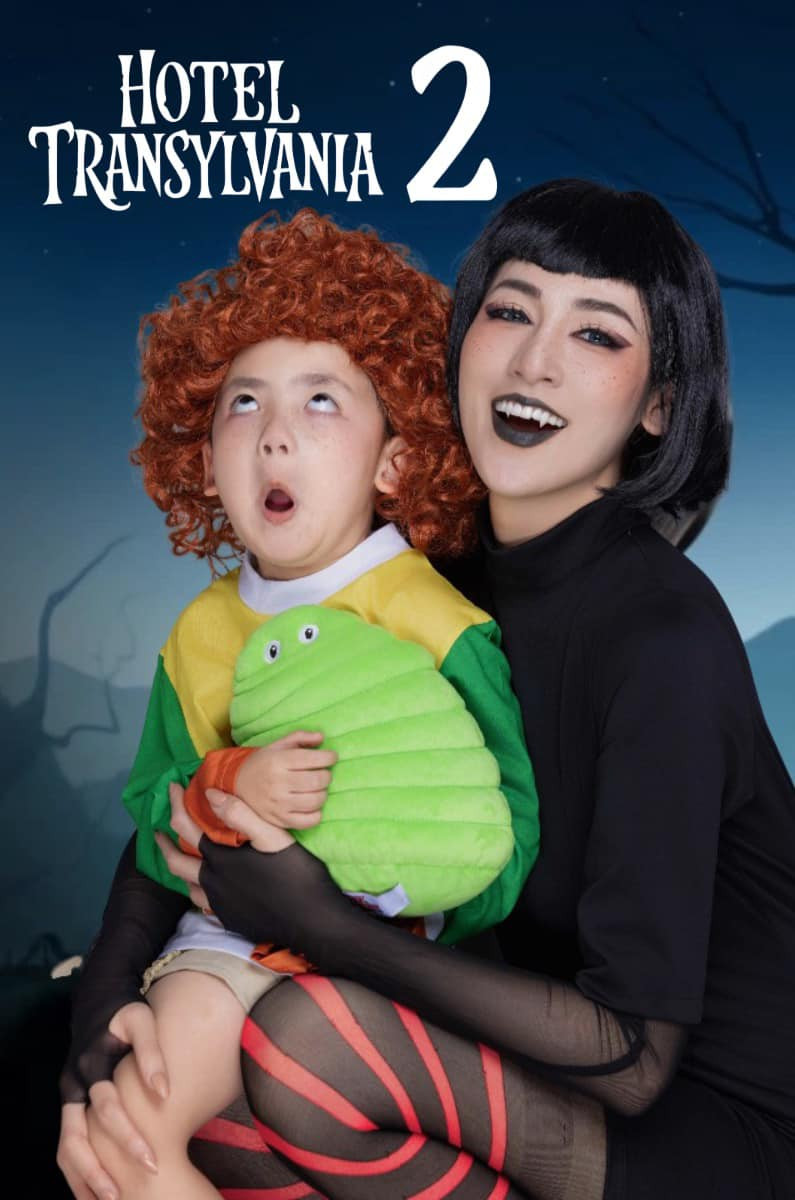 Á hậu Tú Anh và con trai hóa thân thành nhân vật trong bộ phim về ma cà rồng Hotel Transylvania.