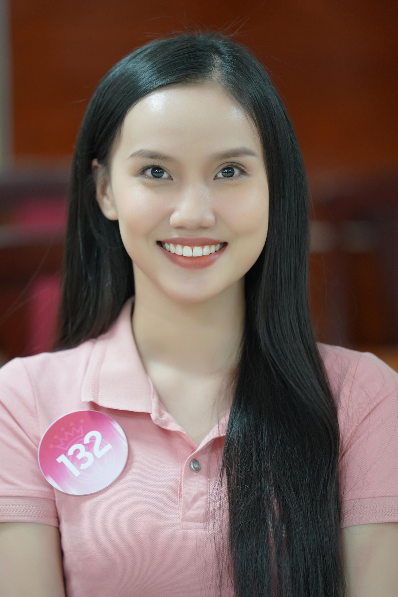 Sau những màn học catwalk, cách tạo dáng trước ống kính, thí sinh Hoa hậu Việt Nam tham gia lớp học đặc biệt của chuyên gia Khuất Ánh Tuyết. Cởi bỏ những căng thẳng, thí sinh tập cách cười thư thái chuẩn thần thái hoa hậu. Trong ảnh là thí sinh Kim Hậu (SBD 132) - Kiện tướng taekwondo quốc gia và Nguyễn Lê Vũ Hà (SBD 012). Sau những màn học catwalk, cách tạo dáng trước ống kính, thí sinh Hoa hậu Việt Nam tham gia lớp học đặc biệt của chuyên gia Khuất Ánh Tuyết. Cởi bỏ những căng thẳng, thí sinh tập cách cười thư thái chuẩn thần thái hoa hậu. Trong ảnh là thí sinh Kim Hậu (SBD 132) - Kiện tướng taekwondo quốc gia và Nguyễn Lê Vũ Hà (SBD 012).