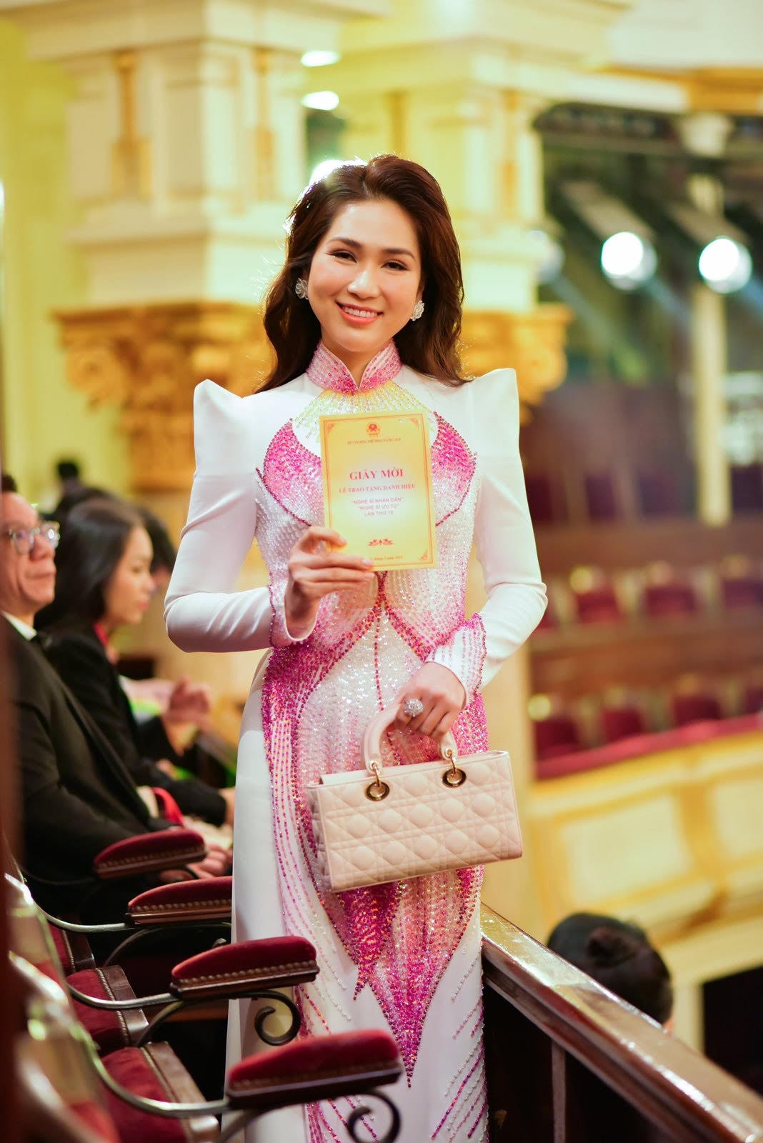 Như Huỳnh trong ngày nhận bằng khen NSƯT tại Nhà hát Lớn Hà Nội.