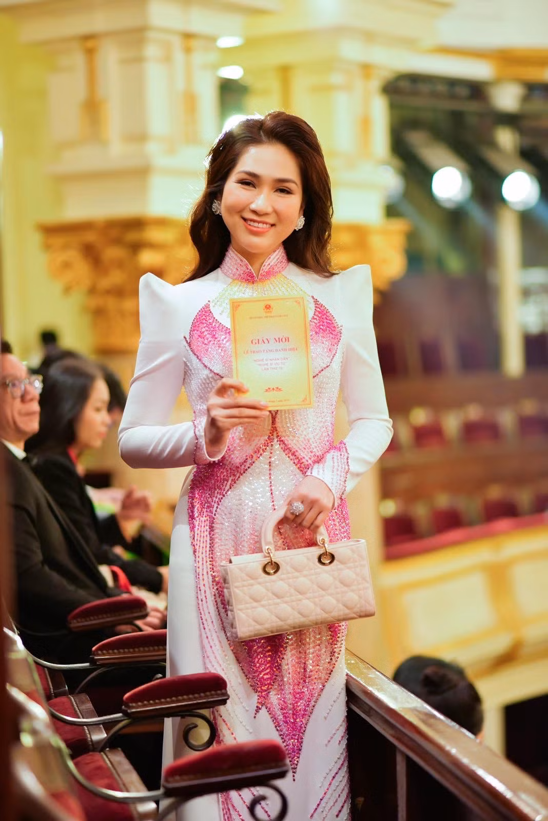 Như Huỳnh trong ngày nhận bằng khen NSƯT tại Nhà hát Lớn Hà Nội.