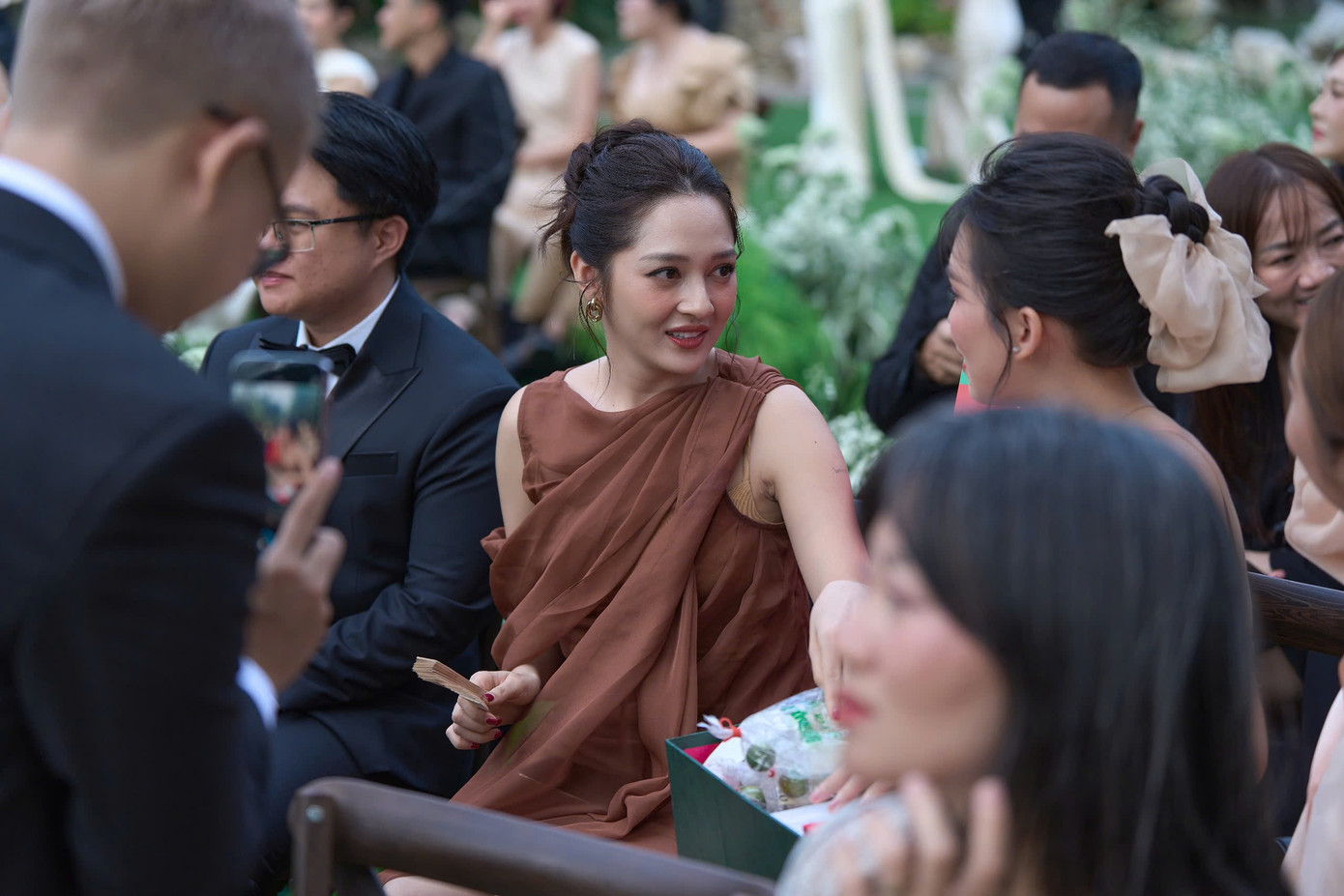 Khoảnh khắc ca sĩ Bảo Anh trò chuyện cùng khách mời.