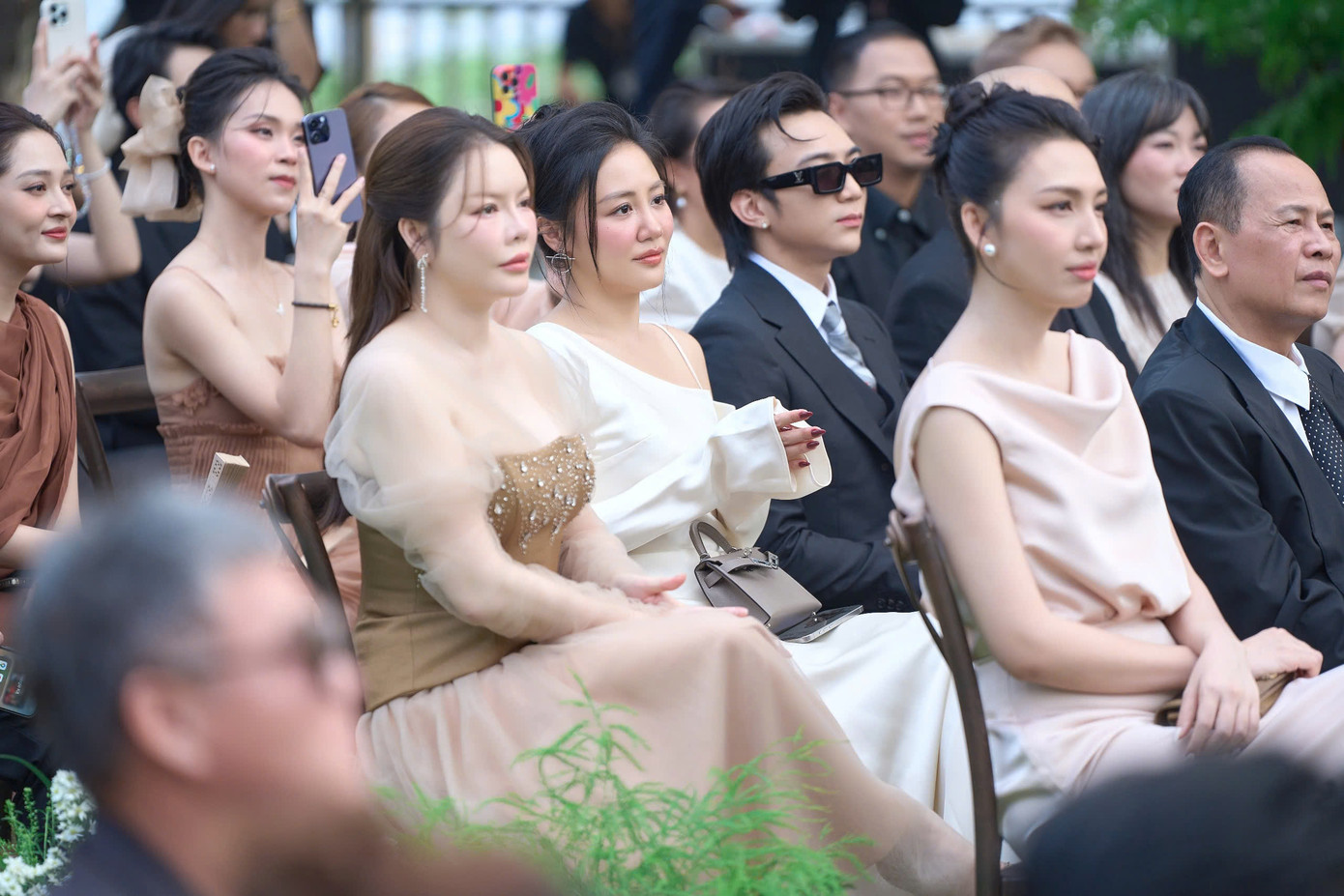 Lý Nhã Kỳ, Văn Mai Hương... và dàn khách mời chăm chú lắng nghe Vũ Cát Tường chia sẻ. Trong lễ thành đôi, ca sĩ nói đây là ngày hạnh phúc nhất. Giọng ca Em ơi nói &quot;Anh đã sẵn sàng&quot;, khóc khi bày tỏ tình cảm với bạn gái 5 năm.