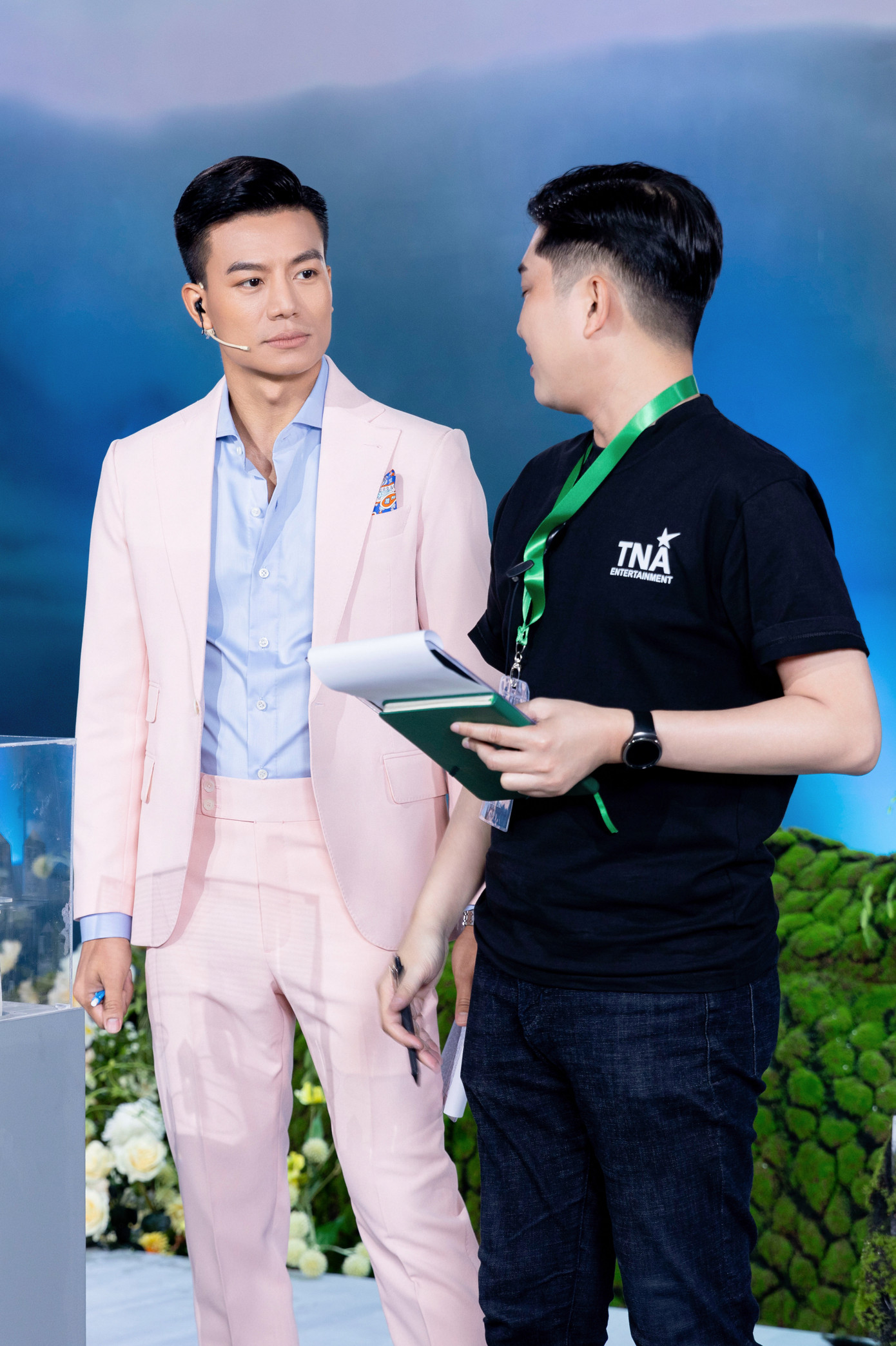 Hiếu Nguyễn bàn bạc với ê-kíp và đạo diễn Anh Dũng trong thời gian ghi hình Miss Earth Vietnam 2023. Hiếu Nguyễn bàn bạc với ê-kíp và đạo diễn Anh Dũng trong thời gian ghi hình Miss Earth Vietnam 2023.