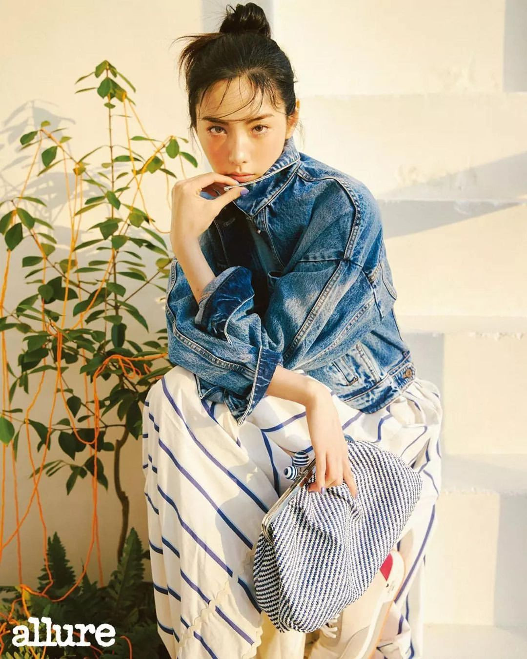 Bù lại, cô là gương mặt được nhiều tạp chí, nhãn hàng thời trang ưa thích. Bù lại, cô là gương mặt được nhiều tạp chí, nhãn hàng thời trang ưa thích.