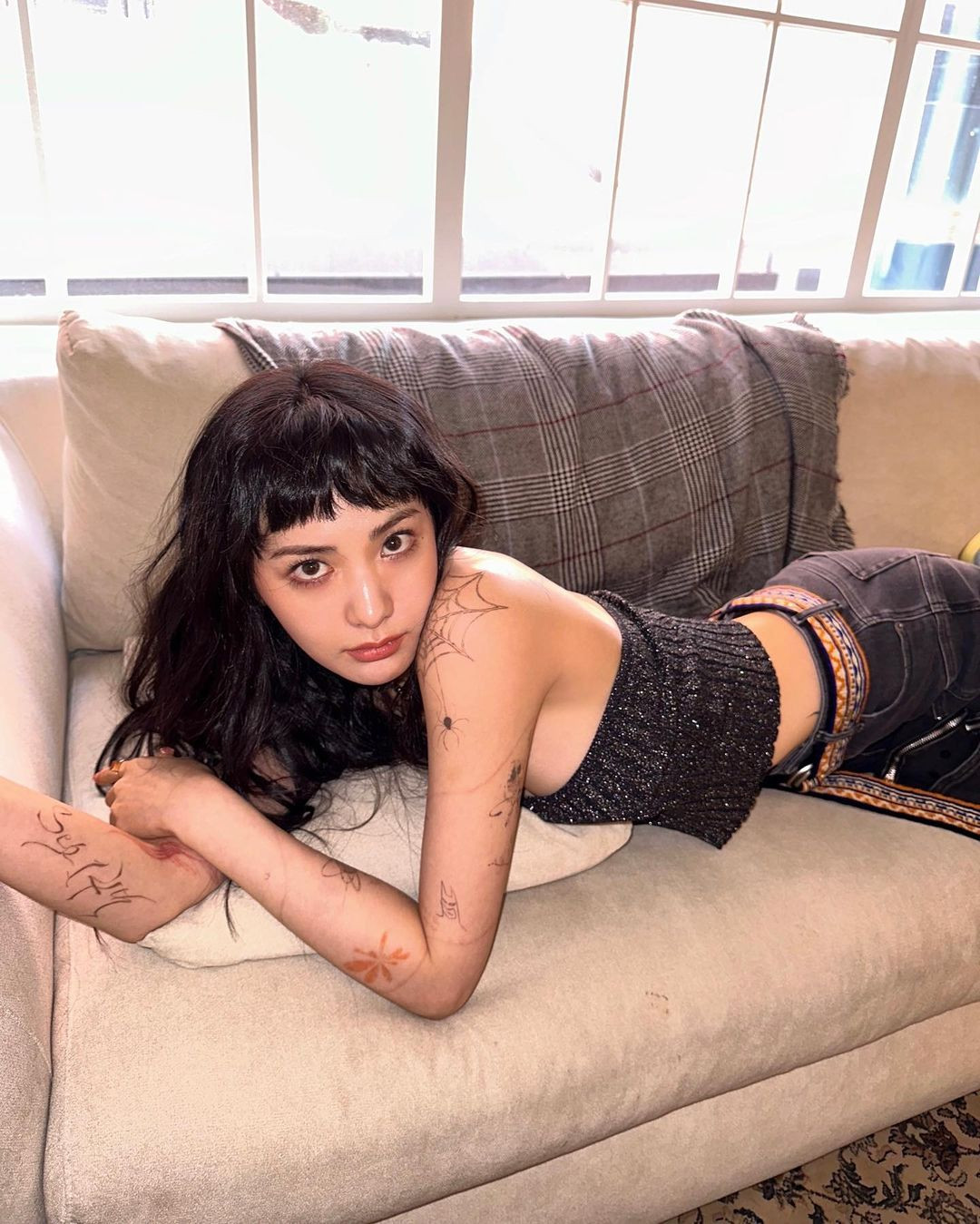 Nana là ngôi sao không ngại khoe cá tính. Nhiều lần, cô bị cộng đồng mạng, truyền thông Hàn chỉ trích vì có nhiều hình xăm trên cơ thể. Nana là ngôi sao không ngại khoe cá tính. Nhiều lần, cô bị cộng đồng mạng, truyền thông Hàn chỉ trích vì có nhiều hình xăm trên cơ thể.