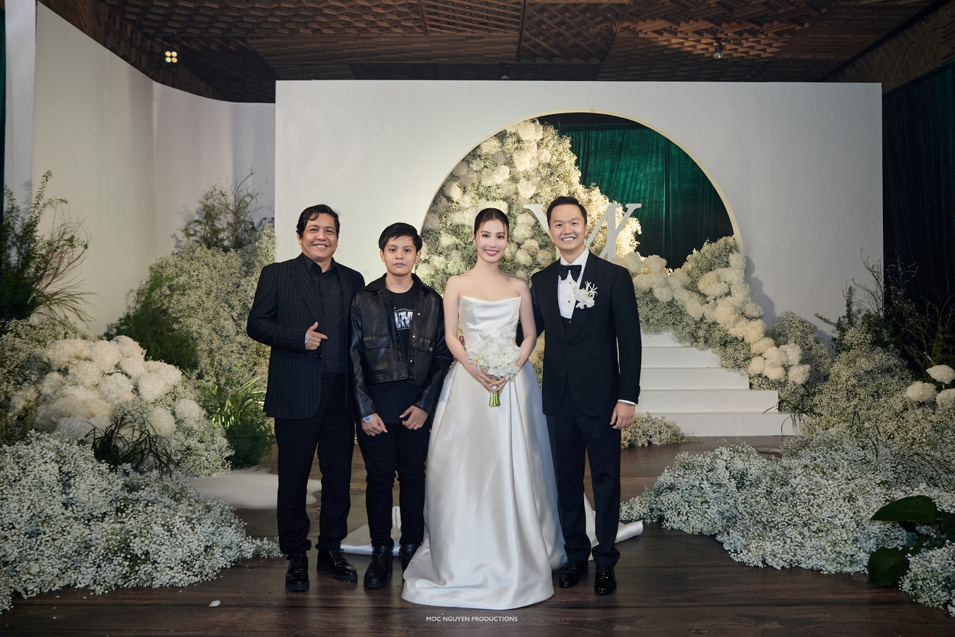 Gần như cả showbiz Việt quy tụ tại lễ cưới của Diễm My 9X và doanh nhân Vinh Nguyễn diễn ra tối 21/12 tại TPHCM. Ngoài dàn phù dâu Thùy Anh, Khả Ngân, Ngọc Thanh Tâm, Ái Phương, Trang Hý xuất hiện khá sớm. Nhiều đồng nghiệp khác cũng tới chúc mừng hạnh phúc của nữ diễn viên 9X.