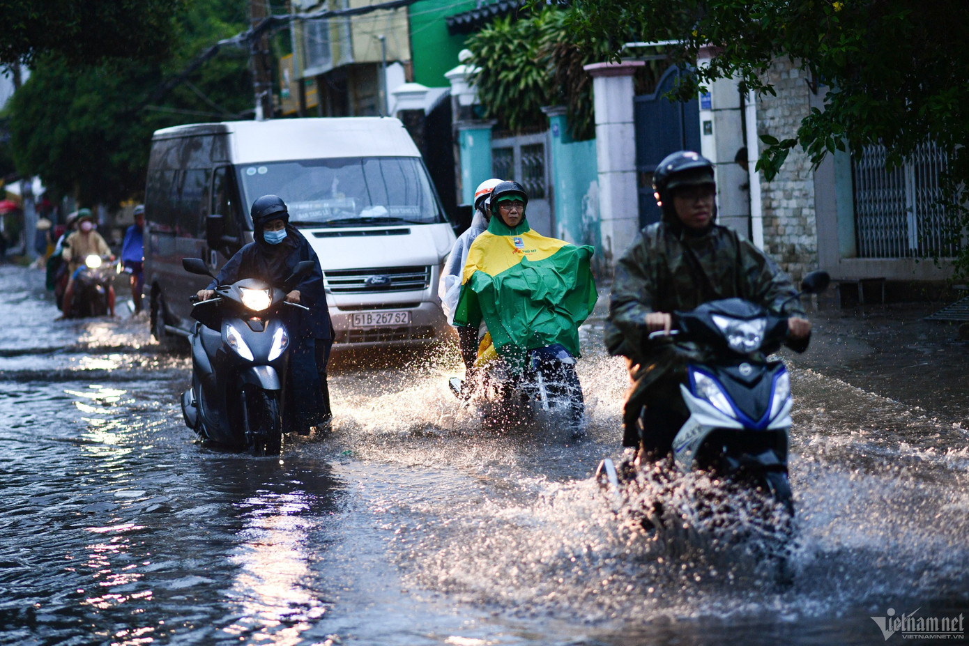 Cơn mưa lớn chiều 30/6 khiến nhiều tuyến đường tại TPHCM bị ngập úng trong đó có Nguyễn Văn Khối (quận Gò Vấp), Dương Văn Cam, Đặng Thị Rành (TP Thủ Đức)...