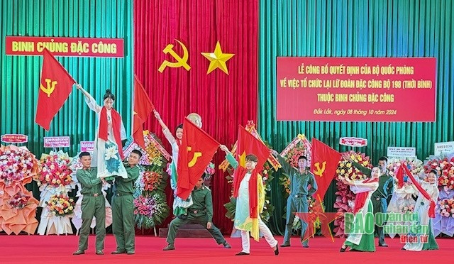 Văn nghệ chào mừng Lễ công bố Quyết định về việc tổ chức lại Lữ đoàn Đặc công bộ 198.