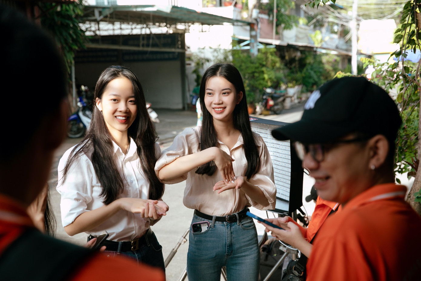 Thí sinh Hoàng Hương Giang và Trần Gia Hân thực hiện dự án Âm thanh hội họa trong phần thi Người đẹp nhân ái. Hai cô gái đến thăm lớp học vẽ của họa sĩ Võ Văn Y, học trò là những người khiếm thính.