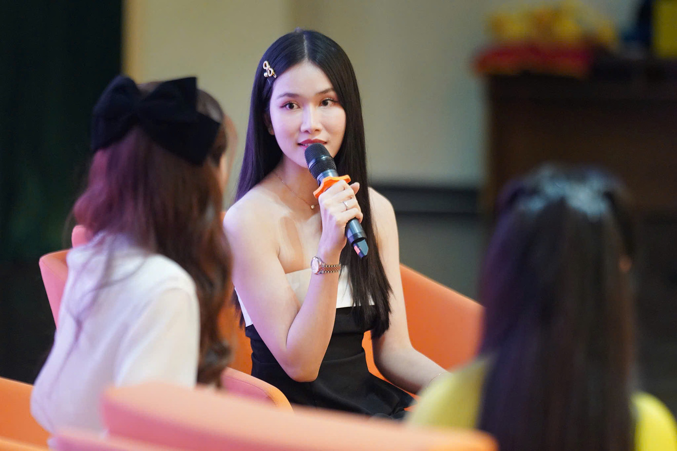 Á hậu Ngọc Hằng, Phương Anh chia sẻ, giải đáp thắc mắc của sinh viên về phần thi nhân trắc học ở Hoa hậu Việt Nam. Á hậu Ngọc Hằng, Phương Anh chia sẻ, giải đáp thắc mắc của sinh viên về phần thi nhân trắc học ở Hoa hậu Việt Nam.