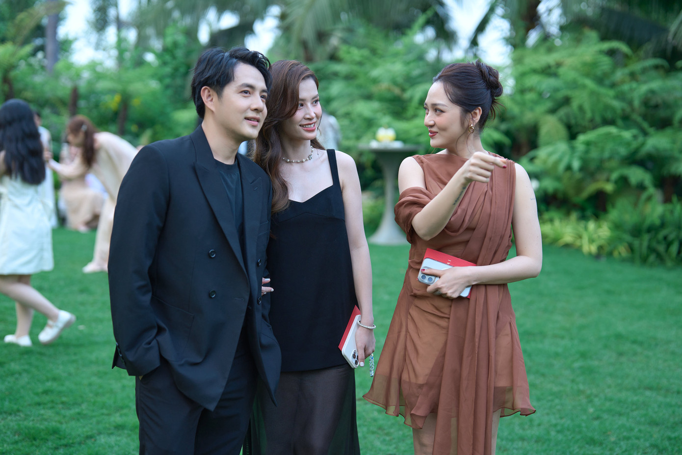 Vợ chồng Đông Nhi - Ông Cao Thắng hiếm hoi xuất hiện sau thời gian chăm sóc gia đình nhỏ. Họ có thời gian trò chuyện cùng Bảo Anh.