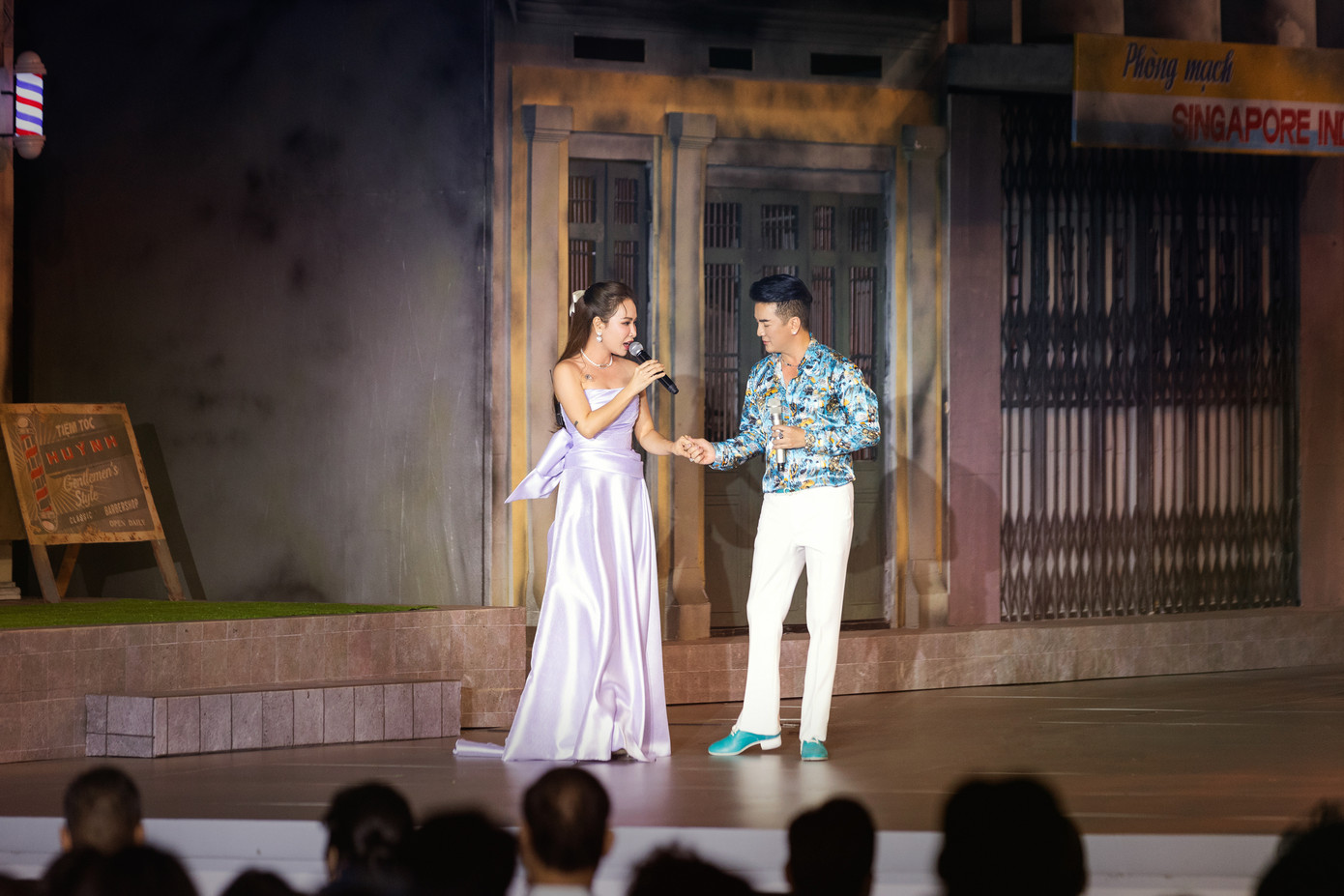 Điểm ấn tượng khác trong live show là Đàm Vĩnh Hưng mời ca sĩ nhạc nhẹ, pop hát bolero. Các nghệ sĩ trẻ cùng Mr. Đàm mang làn gió mới cho bolero với loạt mashup Mưa nửa đêm ngoài phố, Giã từ đoạn buồn đêm mưa, Tuổi xa người...