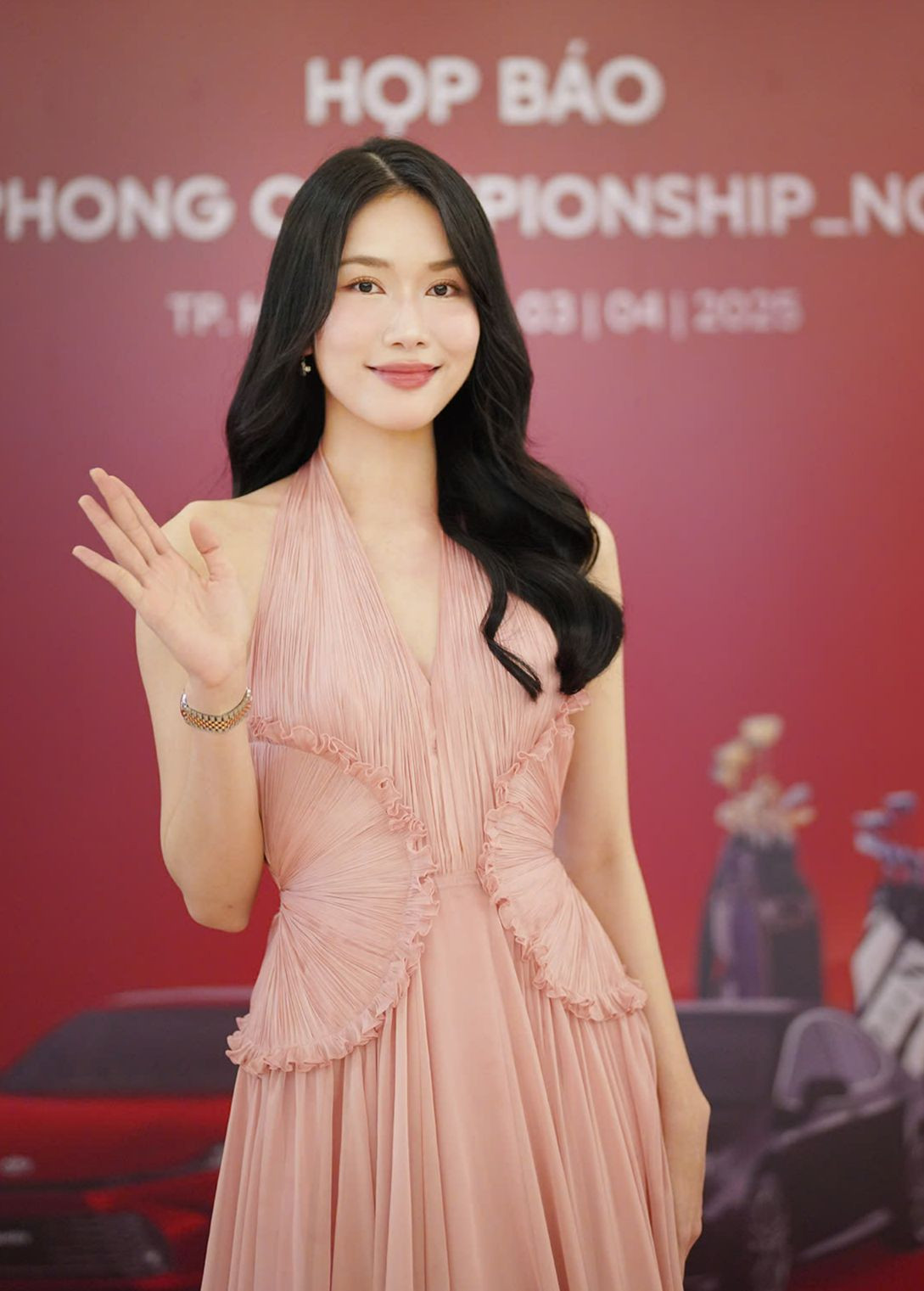 Á hậu Phương Anh hưởng ứng tinh thần &quot;uống nước nhớ nguồn&quot; của ban tổ chức Tiền Phong Golf Championship, đặc biệt là việc chung tay hướng về người đã góp phần làm nên đại thắng mùa Xuân năm 1975, mang lại nền độc lập, tự do cho đất nước.