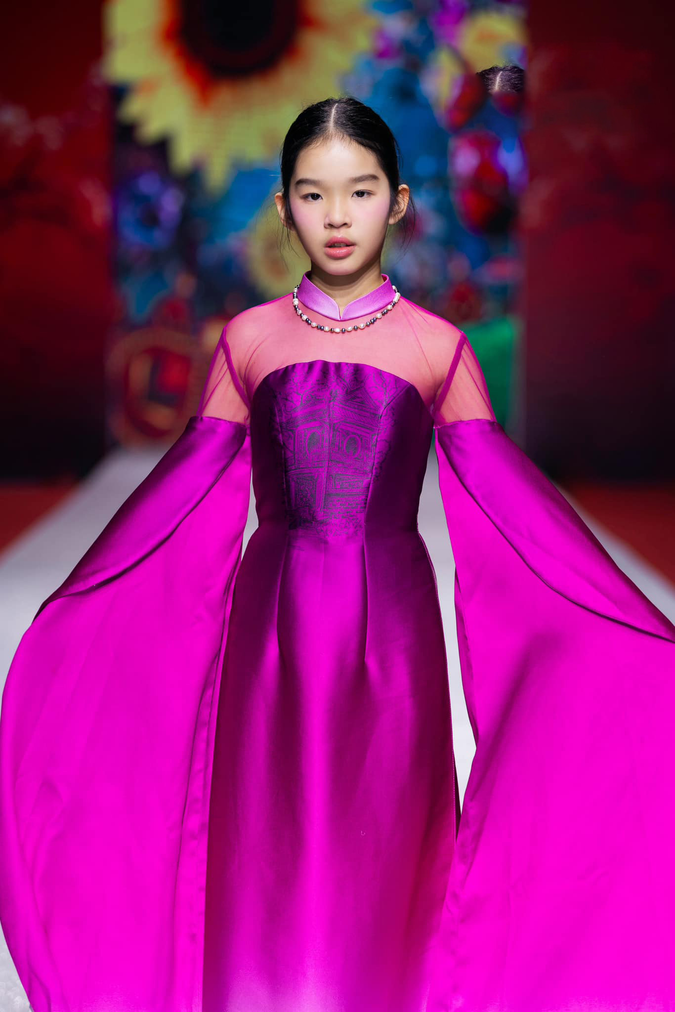 Con gái Xuân Lan diễn áo dài cách tân tại ngày hội thời trang. Cựu người mẫu nói cô tự hào khi con gái ngày càng hoàn thiện, tương lai nối nghiệp mẹ.