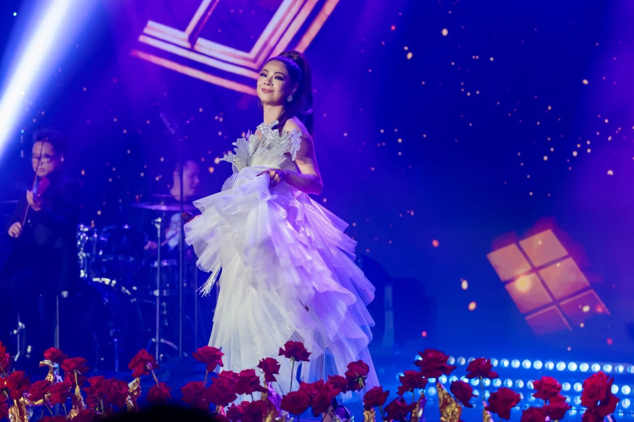 Live show Tình nồng kéo dài 4 tiếng đồng hồ. Giọng ca Búp bê con trai hát gần 30 ca khúc. Nữ ca sĩ nói ê-kíp mất ngủ sau buổi chạy chương trình, nhưng khi chứng kiến tình yêu thương của khán giả, cô được tiếp sức và cháy trên sân khấu.