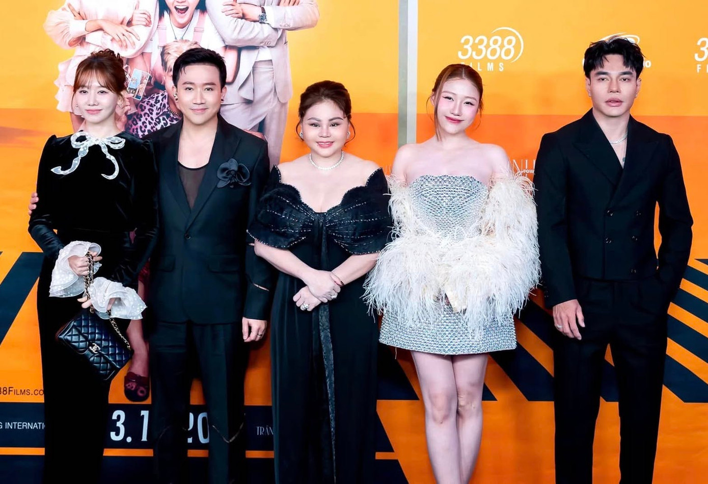 Dàn ê-kíp Bộ tứ báo thủ tại buổi ra mắt phim ở Mỹ.