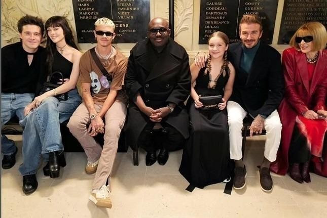 David Beckham và các con, bạn bè tại buổi ra mắt bộ sưu tập mới của Victoria Beckham. David Beckham và các con, bạn bè tại buổi ra mắt bộ sưu tập mới của Victoria Beckham.