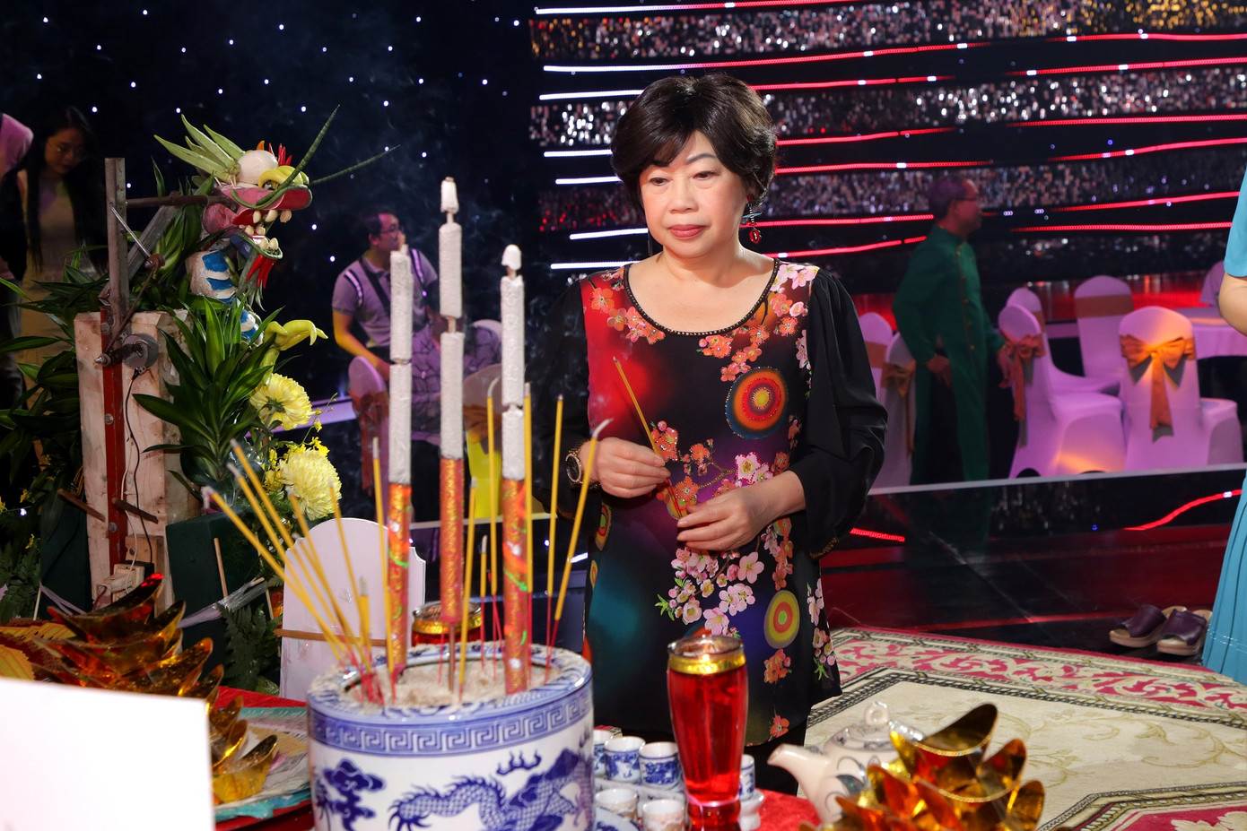 Nghệ sĩ Phi Phụng tập trung khi thắp hương lên Tổ nghề. Ngày giỗ Tổ (12/8 Âm lịch) hàng năm được xem là ngày tôn vinh Tổ, những thế hệ nghệ sĩ đi trước duy trì ngành sân khấu. Đây là ngày giỗ quan trọng, được giới nghệ sĩ thực hiện nghiêm túc, trang nghiêm.