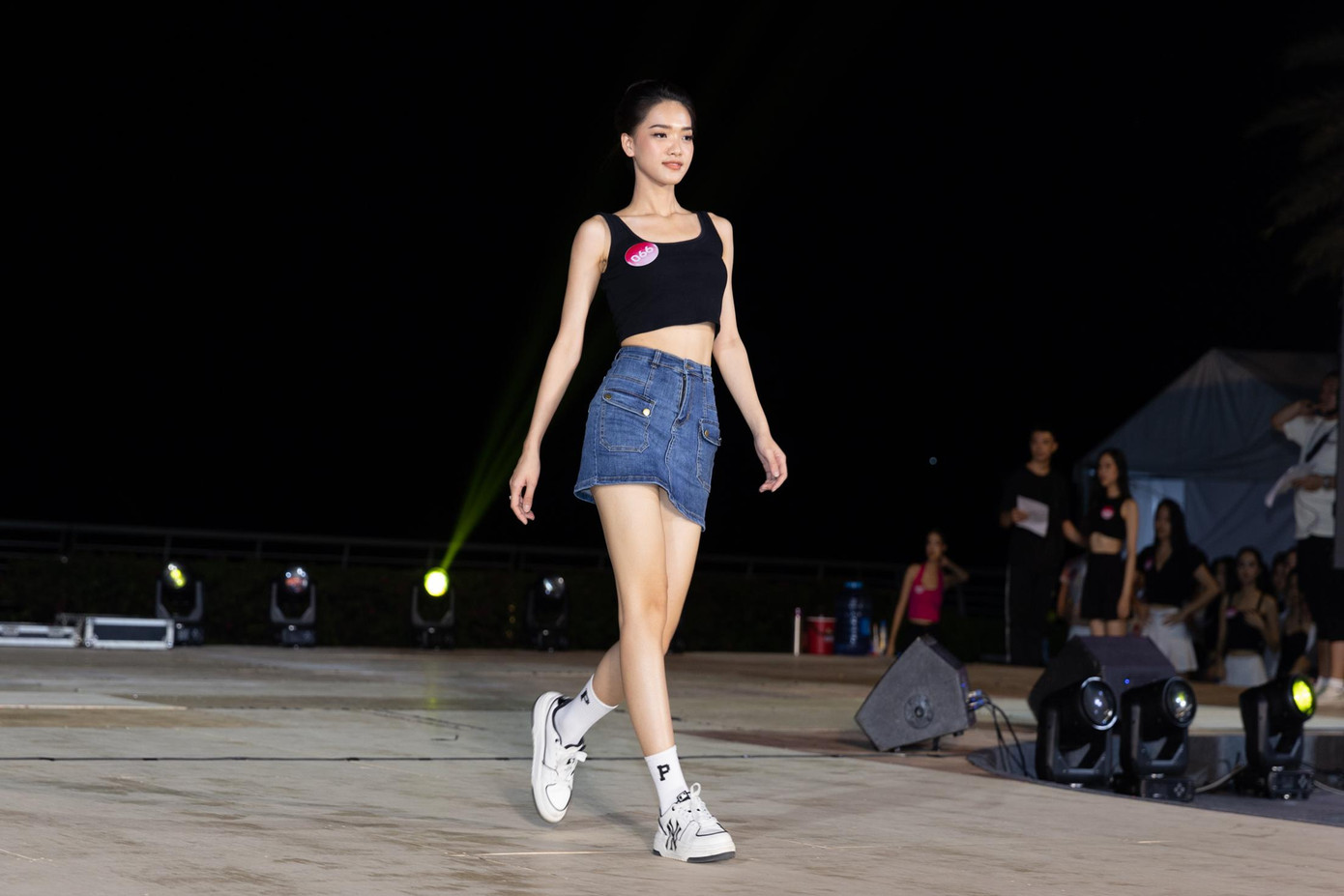 Thí sinh Phan Thị Sen thể hiện sự tự tin trong buổi tổng duyệt. Cô gái đến từ Lâm Đồng có số đo ba vòng 75-56-90.